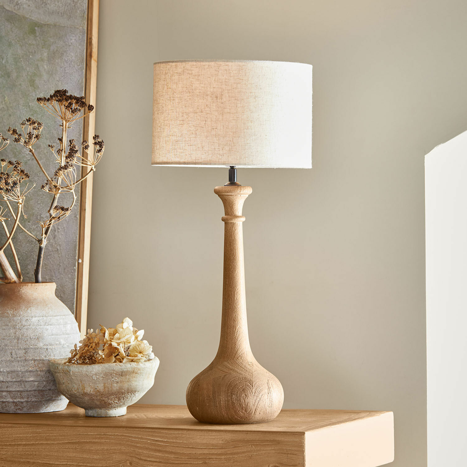 Lampe à poser Andrées Lampe de table avec base en bois et abat-jour beige, décoration intérieure naturelle et élégante