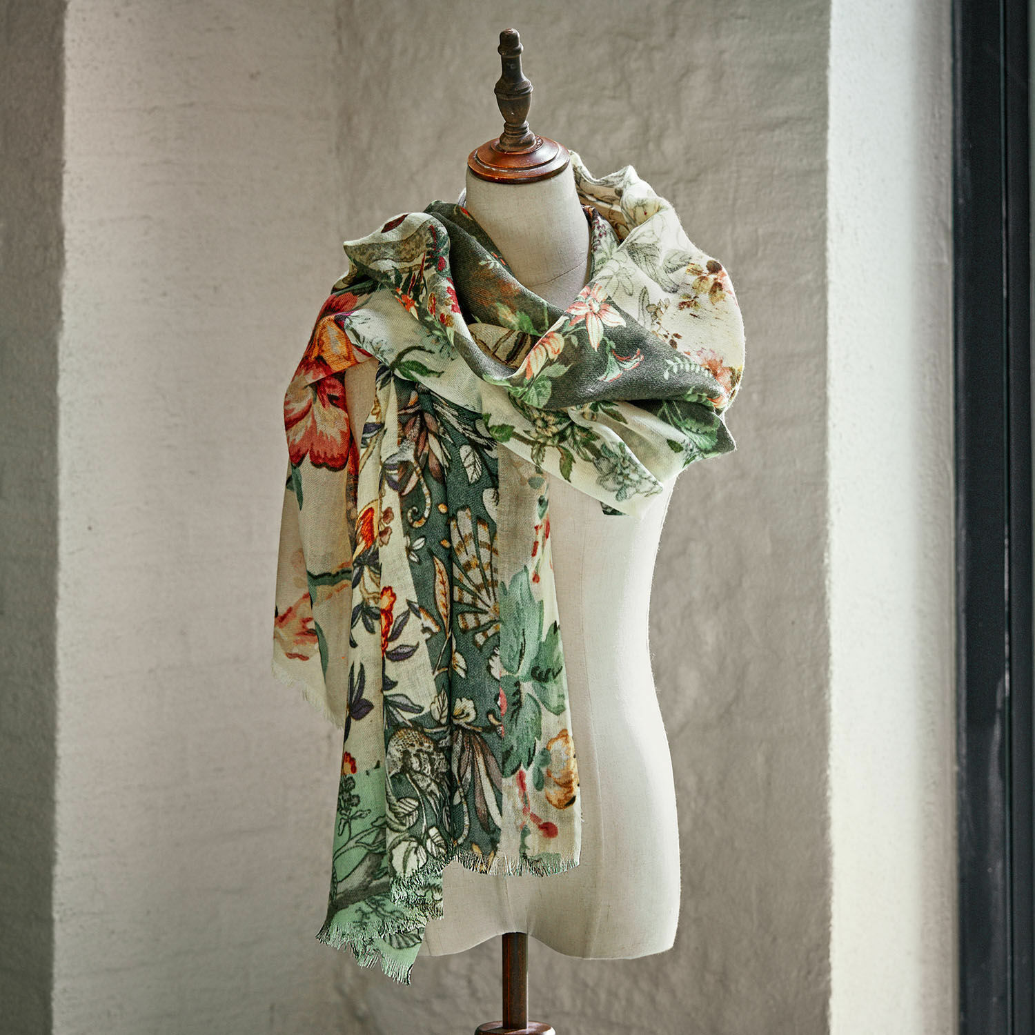 Étole Garnay Grand châle à motif floral vert et crème en tissu doux, accessoire de mode élégant