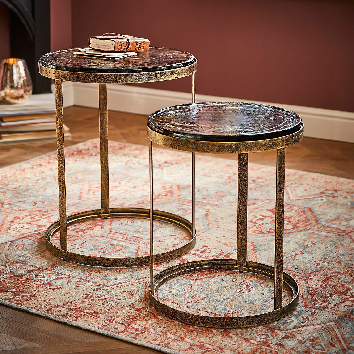 Lot de 2 tables d'appoint Beautisse Ensemble de deux tables d'appoint rondes avec cadre en métal et plateau en marbre foncé sur tapis