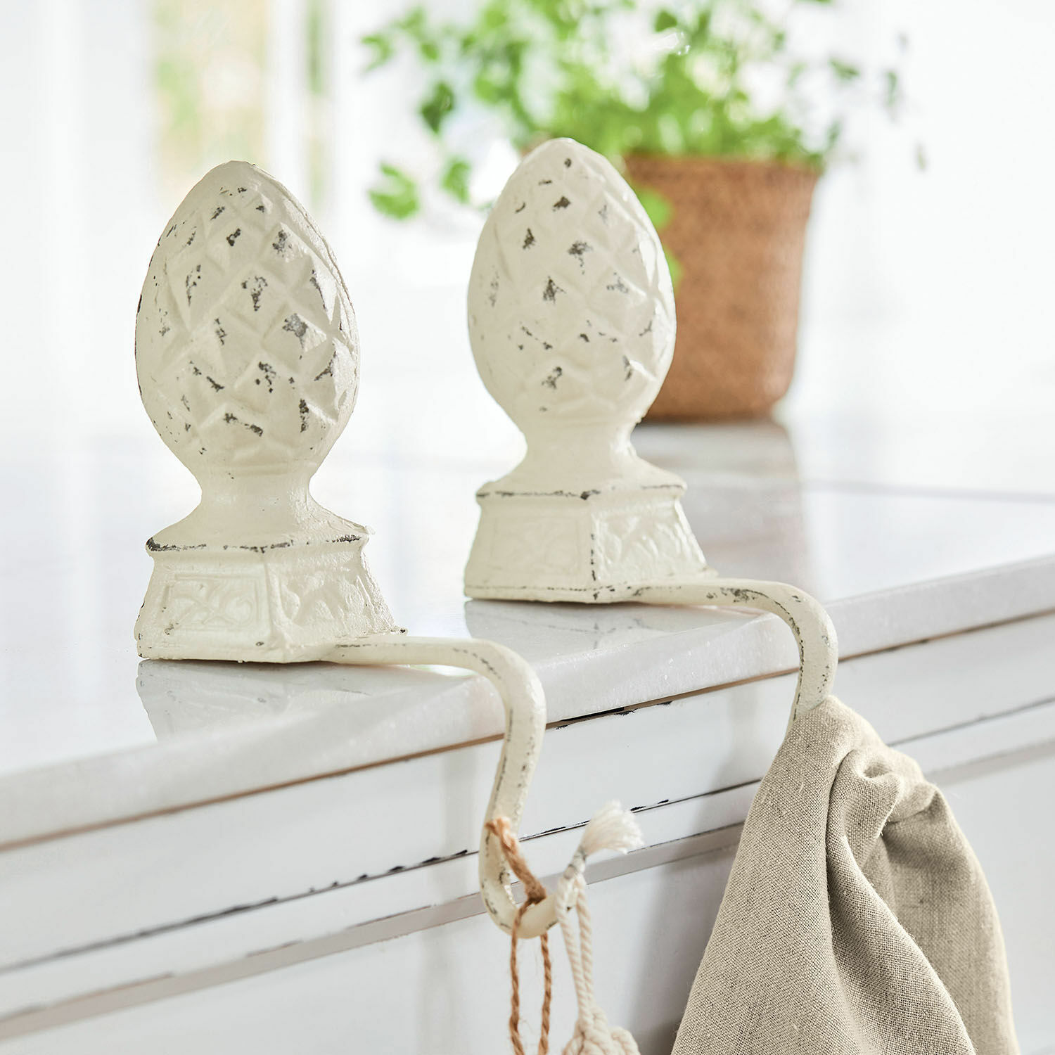 Lot de 2 crochets pomme de pin Lucielle Crochet en métal blanc avec sommet orné en forme de pomme de pin pour suspendre des serviettes