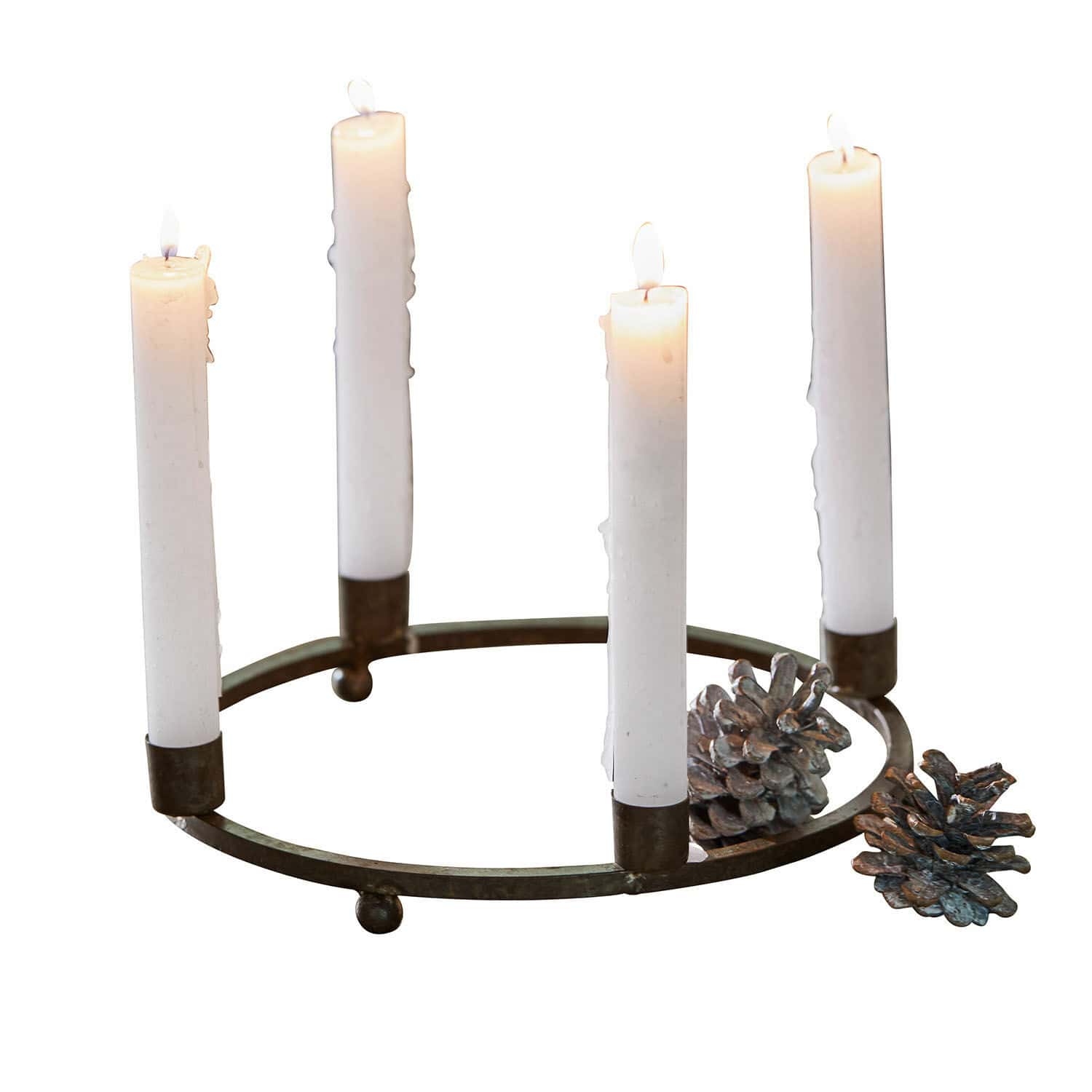 Couronne à bougies Nazeera Bougeoir circulaire en métal avec quatre bougies blanches allumées et pommes de pin décoratives