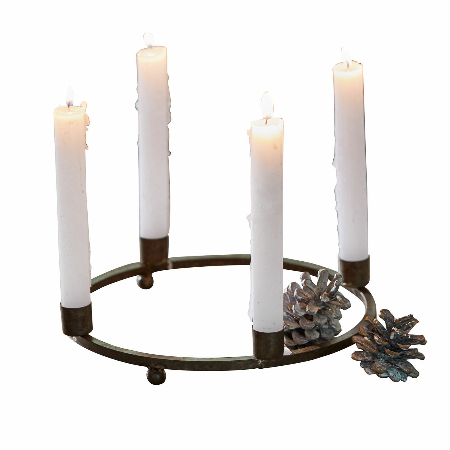 Couronne à bougies Nazeera Bougeoir circulaire en métal avec quatre bougies blanches allumées et pommes de pin décoratives