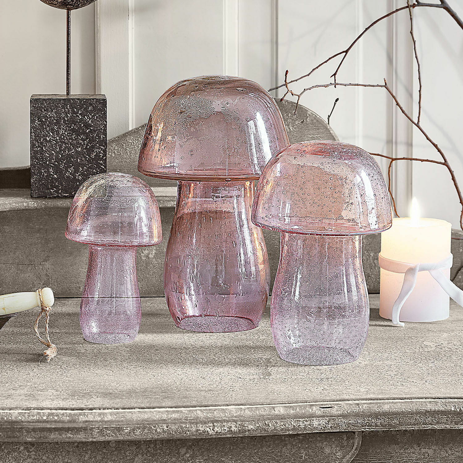 Lot de 3 champignons décoratifs Verlière Ensemble de trois champignons décoratifs en verre rose sur une table grise, décoration intérieure