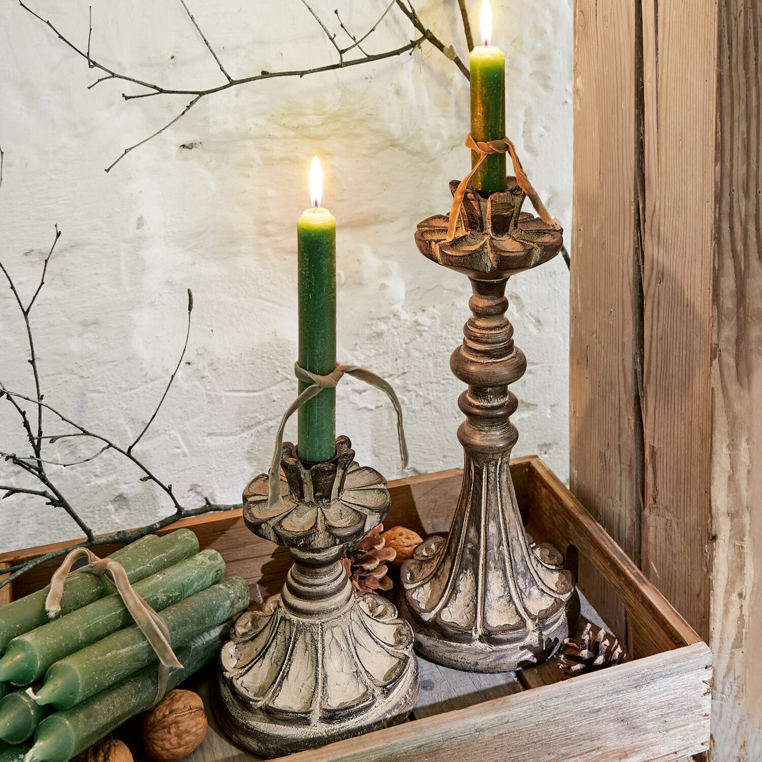 Lot de 2 porte-bougies Tocantins Bougeoirs en bois avec bougies vertes sur un plateau en bois, décoration rustique pour intérieur chaleureux
