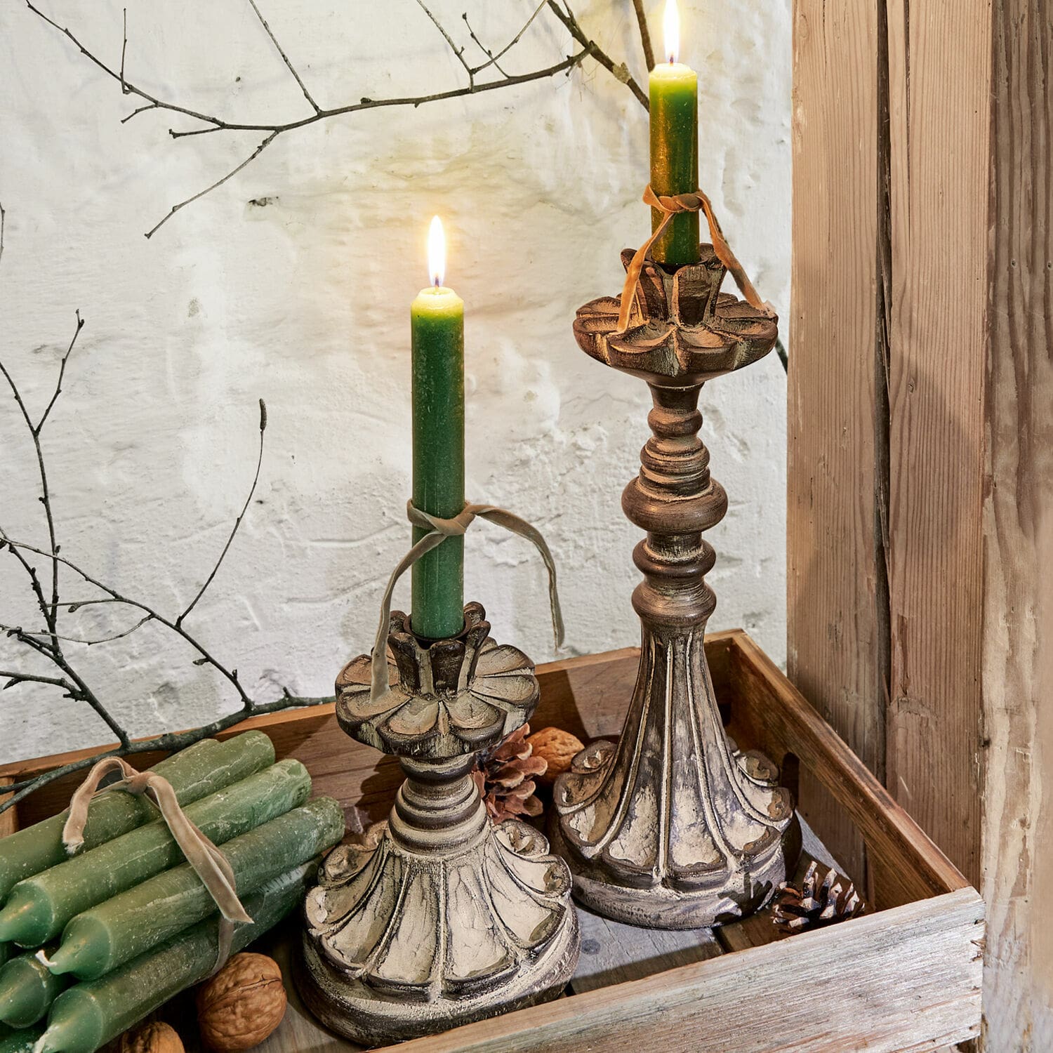 Lot de 2 porte-bougies Tocantins Bougeoirs en bois avec bougies vertes sur un plateau en bois, décoration rustique pour intérieur chaleureux