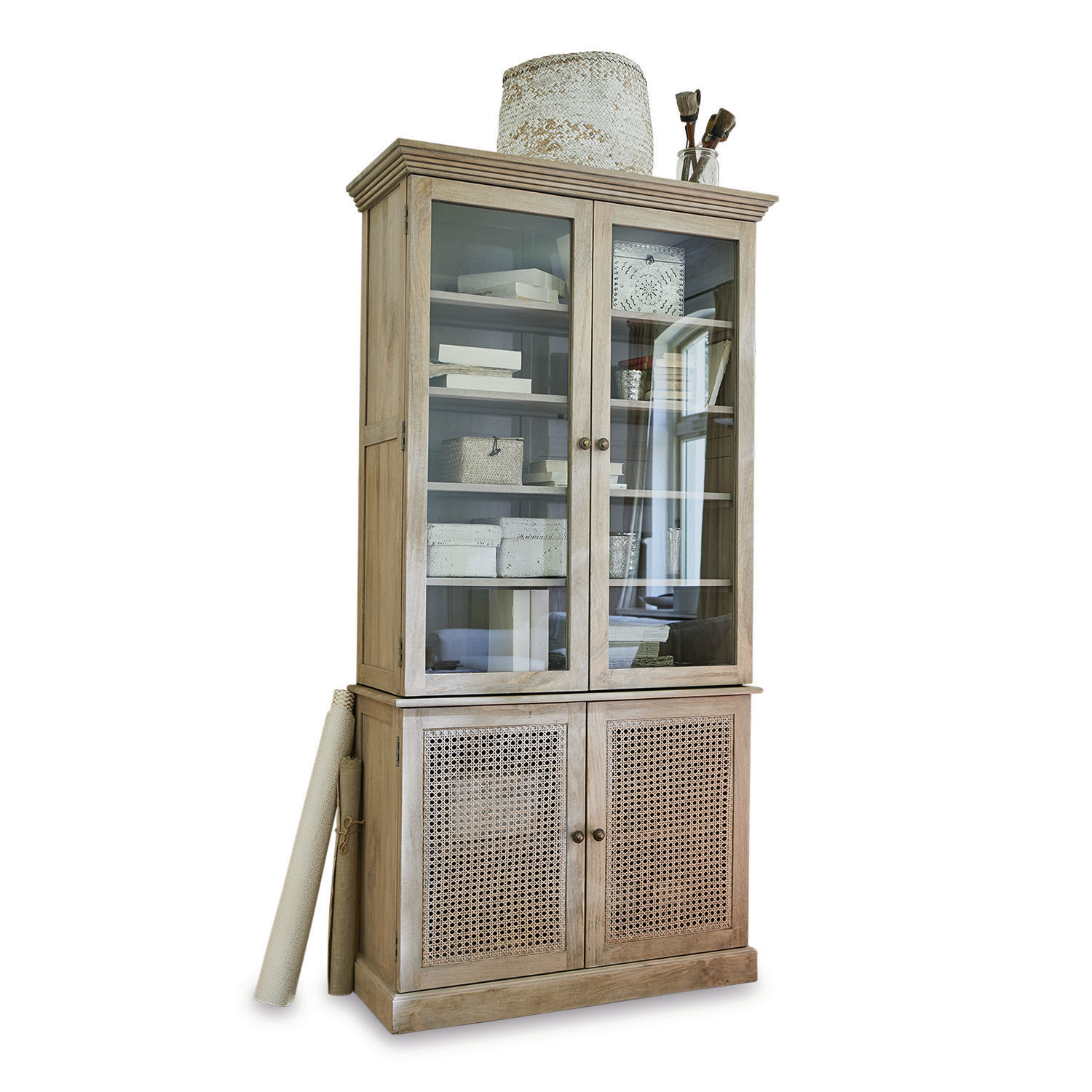 Armoire Dronne Vitrine en bois naturel avec portes vitrées et en osier pour rangement élégant dans le salon