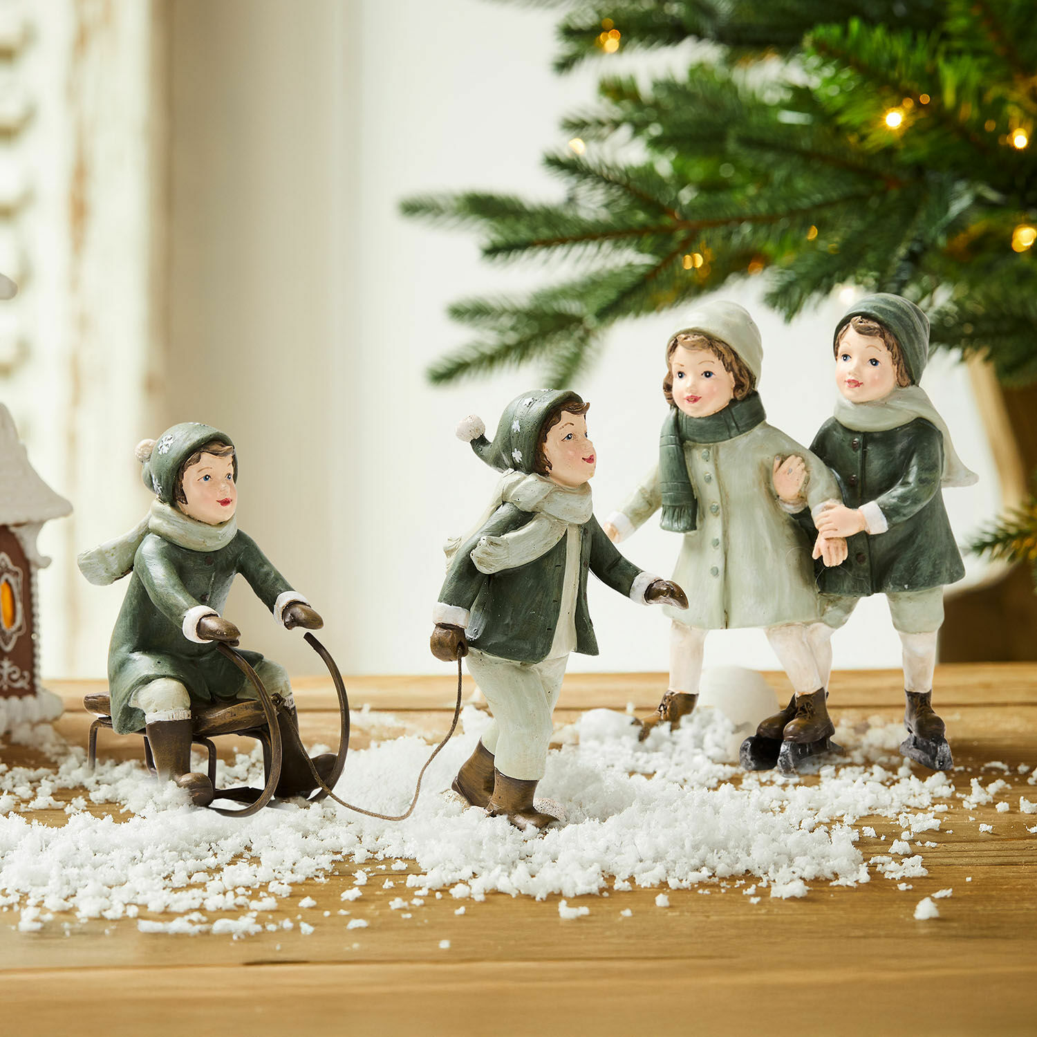 Lot de 2 figurines Andros Figurines d'enfants jouant dans la neige avec luge et patins, décoration hivernale sur table en bois