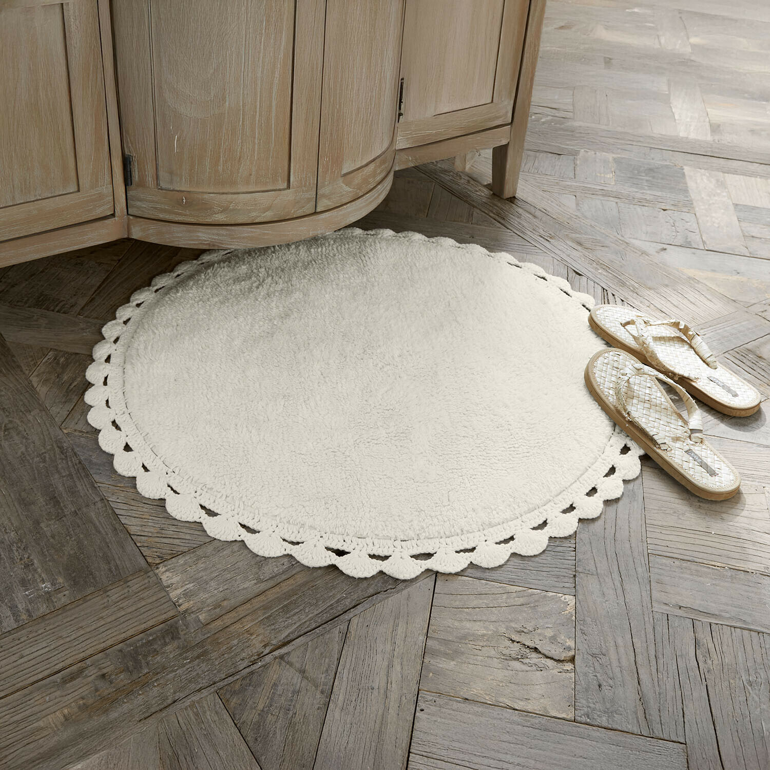 Tapis de bain Domévine Tapis rond blanc en matière douce avec bordure décorative sur un sol en bois