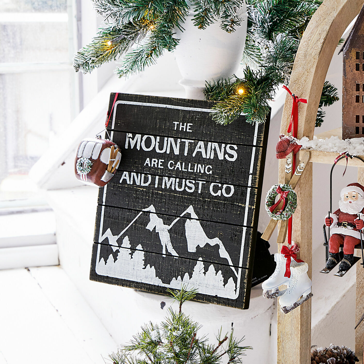 Panneau décoratif Mountain Décoration murale en bois avec texte sur les montagnes, ornée de branches vertes et décorations de Noël