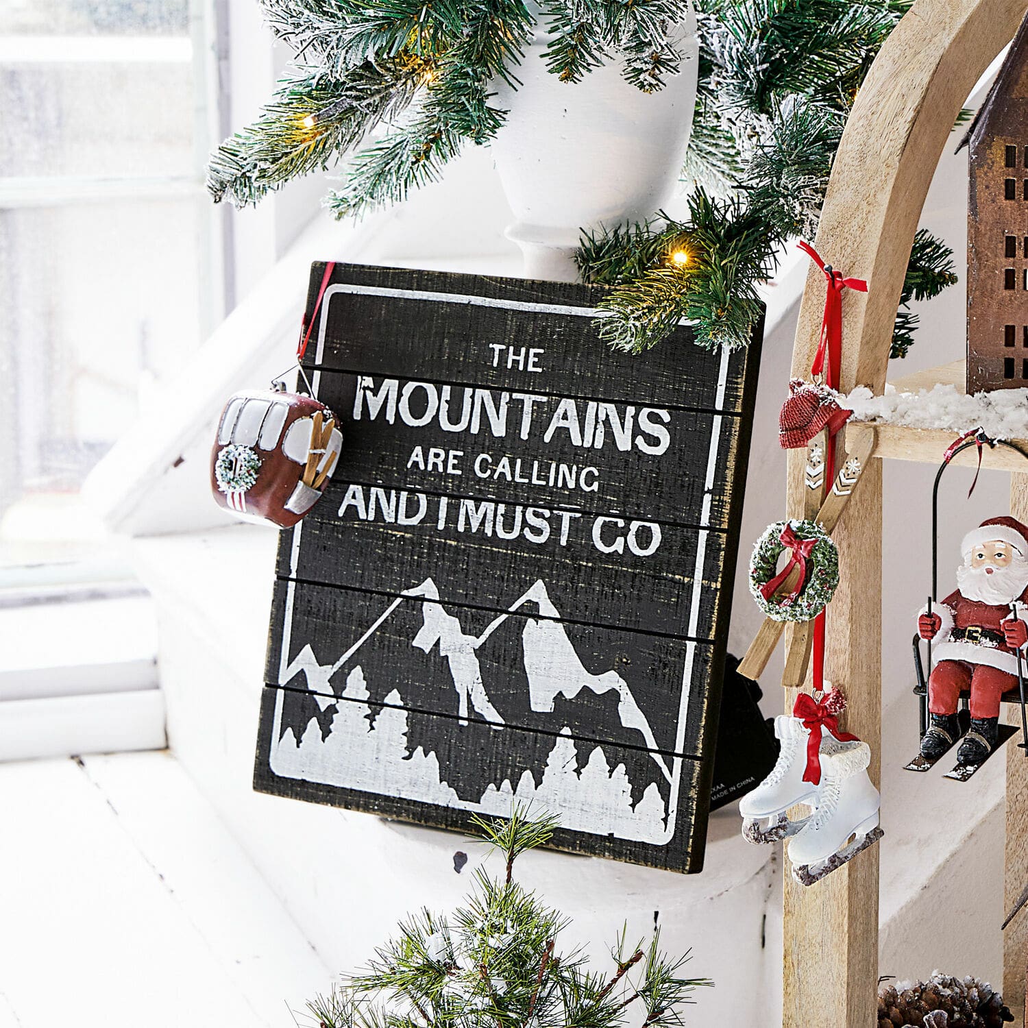 Panneau décoratif Mountain Décoration murale en bois avec texte sur les montagnes, ornée de branches vertes et décorations de Noël