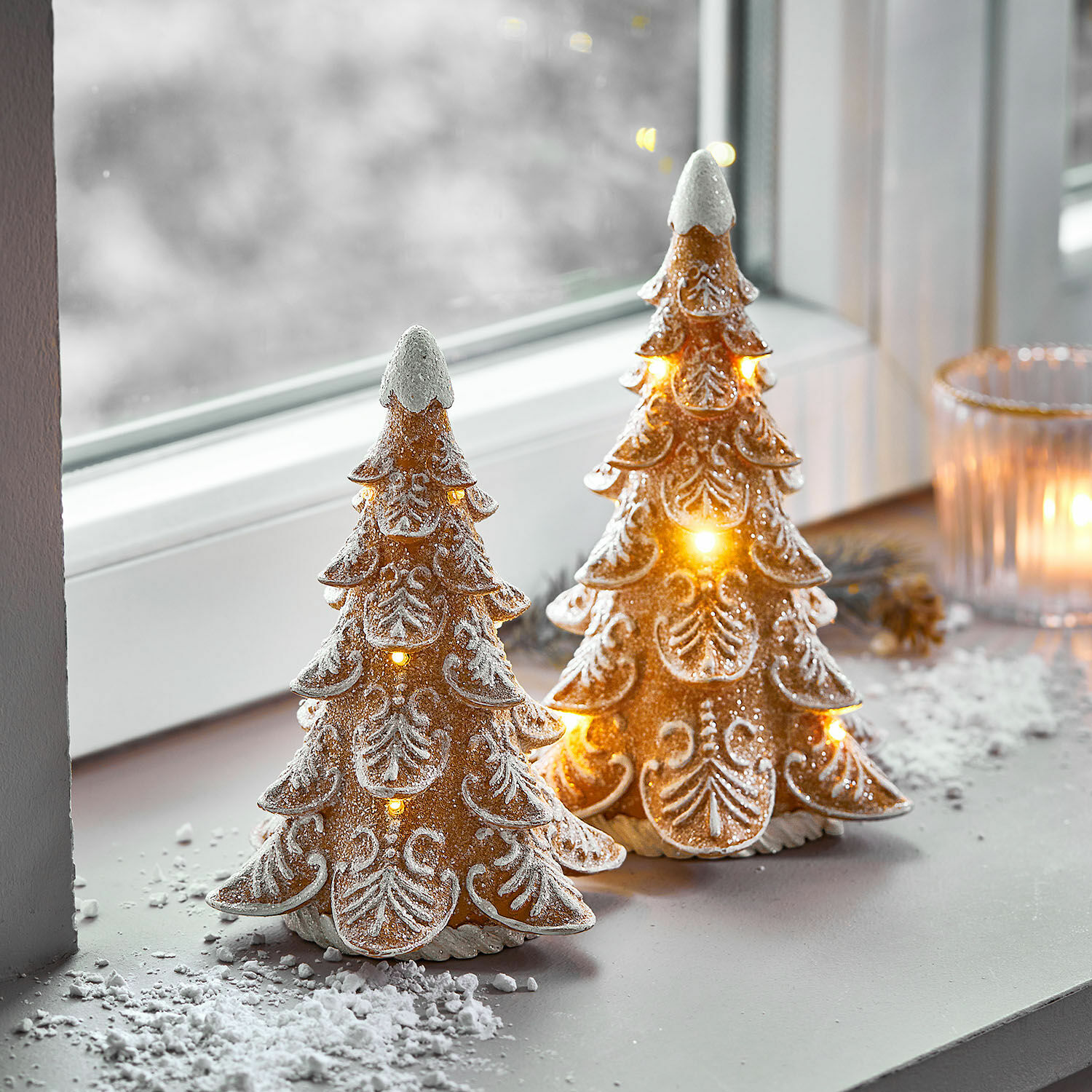 Lot de 2 arbres à LED Anyama Deux sapins décoratifs en céramique avec éclairage LED et effet neige blanche sur le rebord de fenêtre