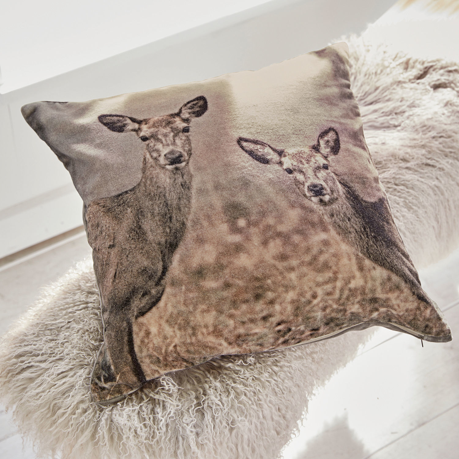Housse de coussin Amadé Coussin décoratif avec impression de deux cerfs en tons bruns sur tissu doux pour salon cosy