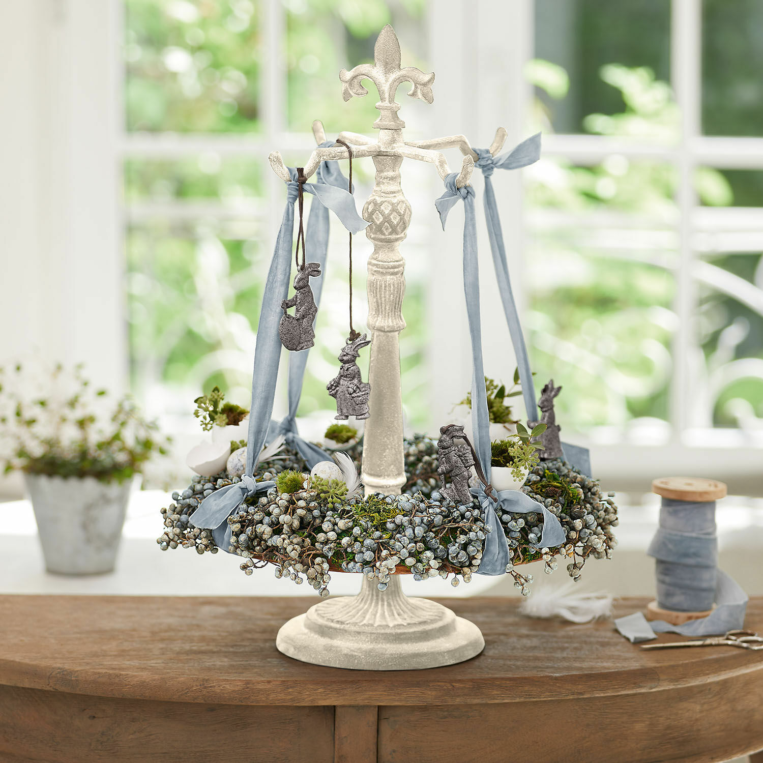 Support pour couronne Antwan Support décoratif en métal blanc avec couronne verte et rubans bleus sur table pour décoration printanière