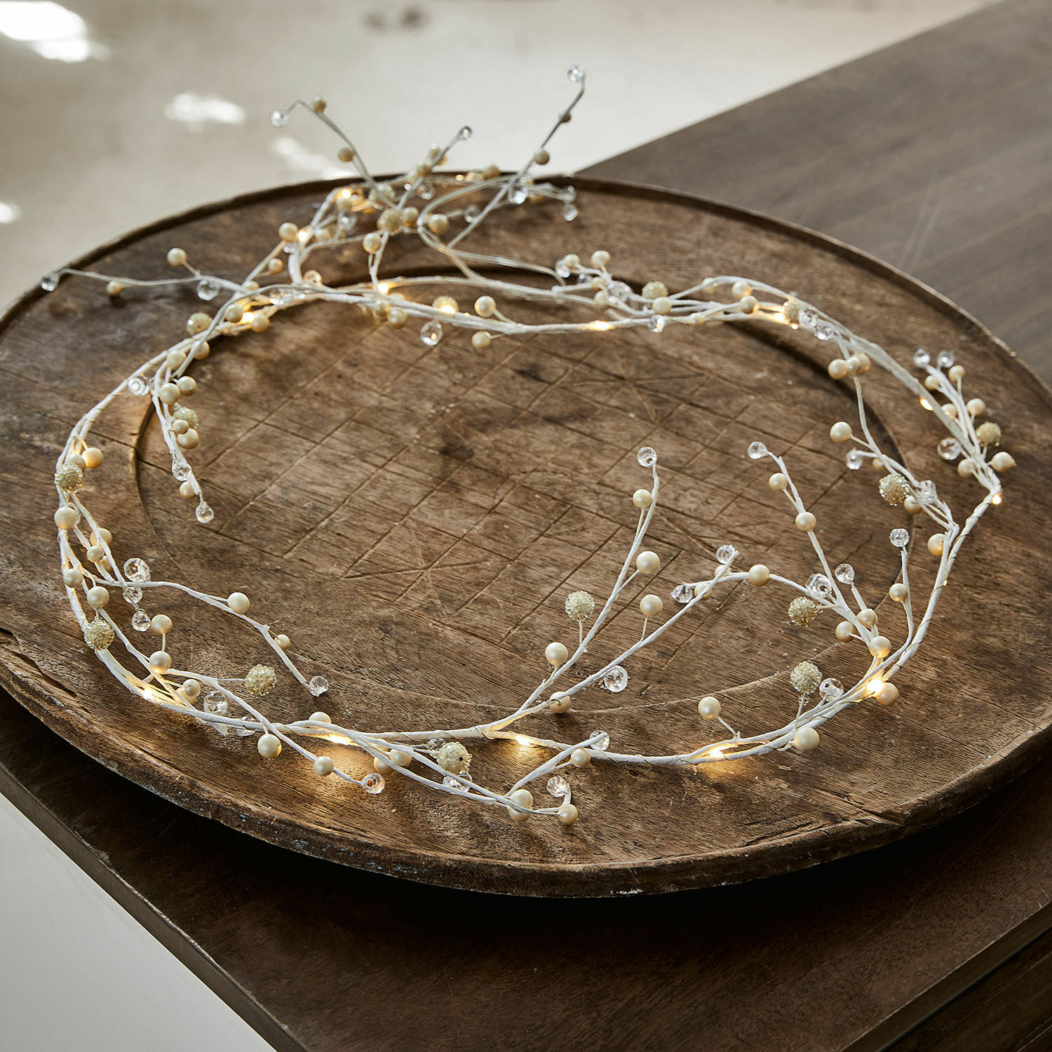 Guirlande lumineuse Hailee Guirlande décorative blanche avec LED et perles sur plateau en bois, décoration lumineuse élégante