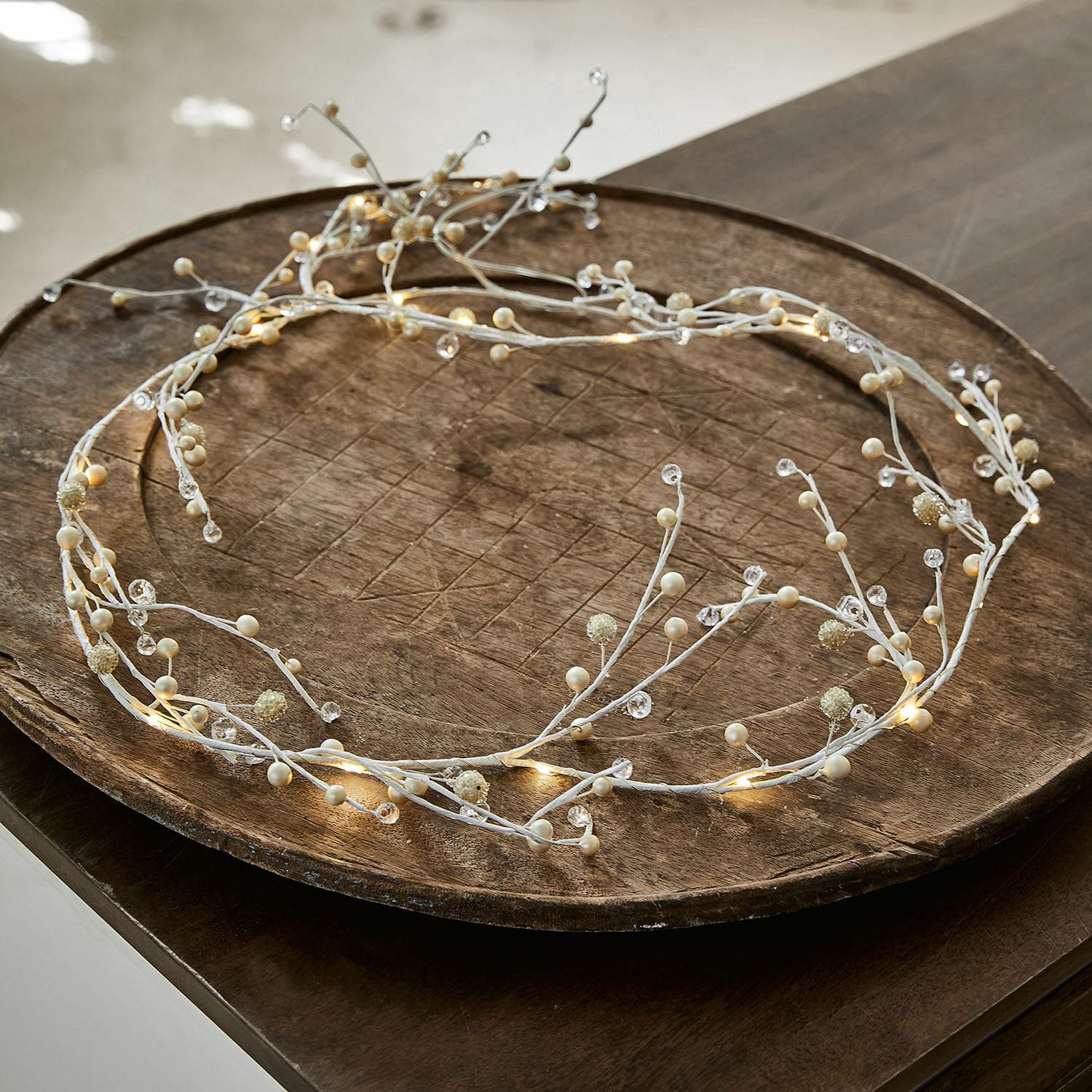 Guirlande lumineuse Hailee Guirlande décorative blanche avec LED et perles sur plateau en bois, décoration lumineuse élégante