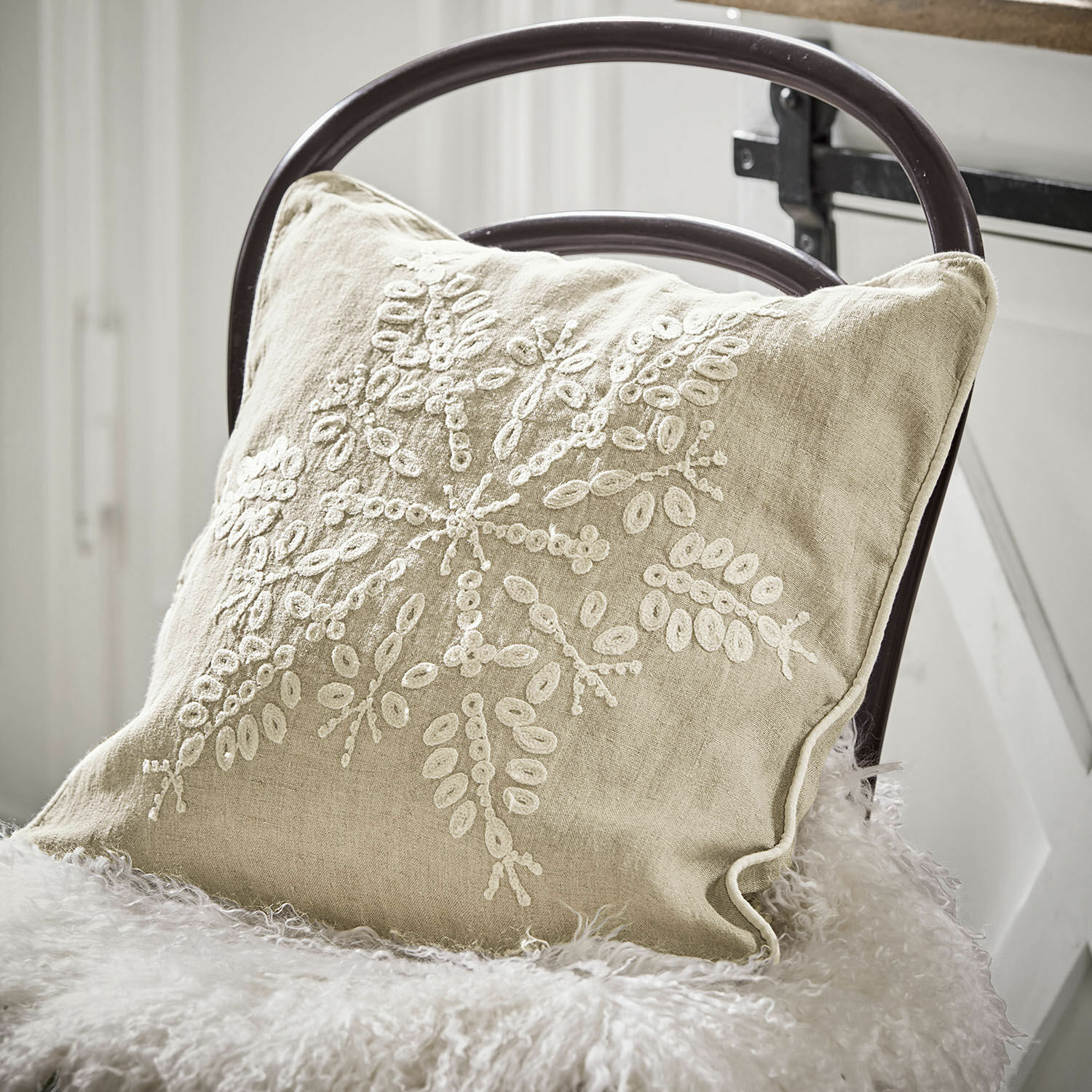 Housse de coussin Snowflake Coussin beige en lin avec broderie blanche sur chaise avec couverture en fausse fourrure, déco intérieure