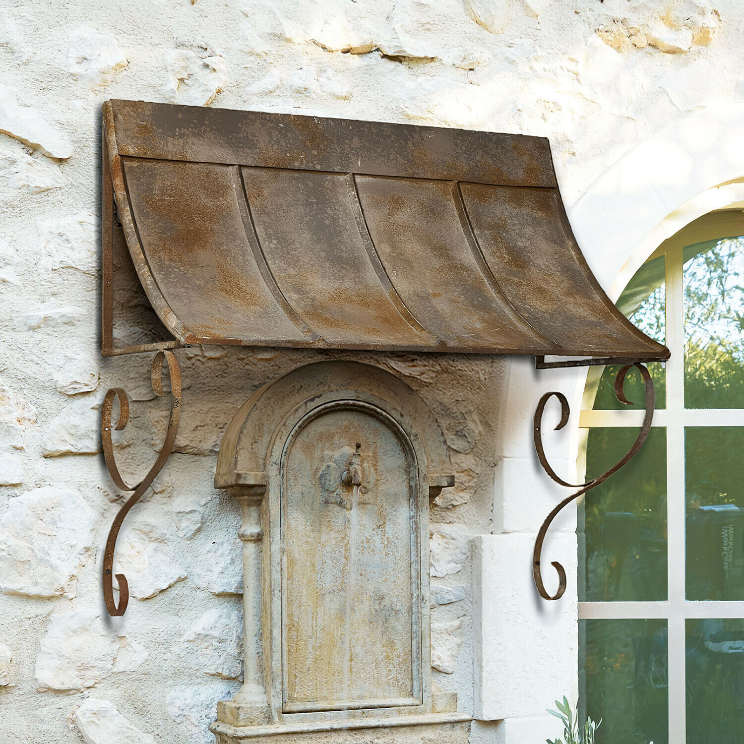 Auvent Garons-sur-Loire Auvent en métal rouillé de style rustique au-dessus d'une fontaine en pierre extérieure