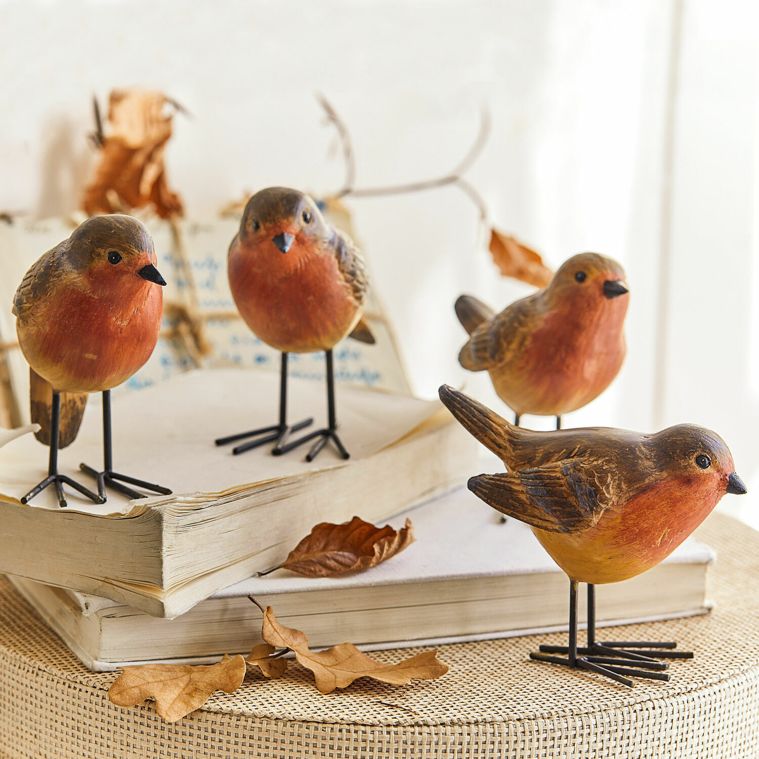 Lot de 4 oiseaux Siblings Figurines décoratives d'oiseaux en bois aux tons chauds posées sur des livres, décoration intérieure