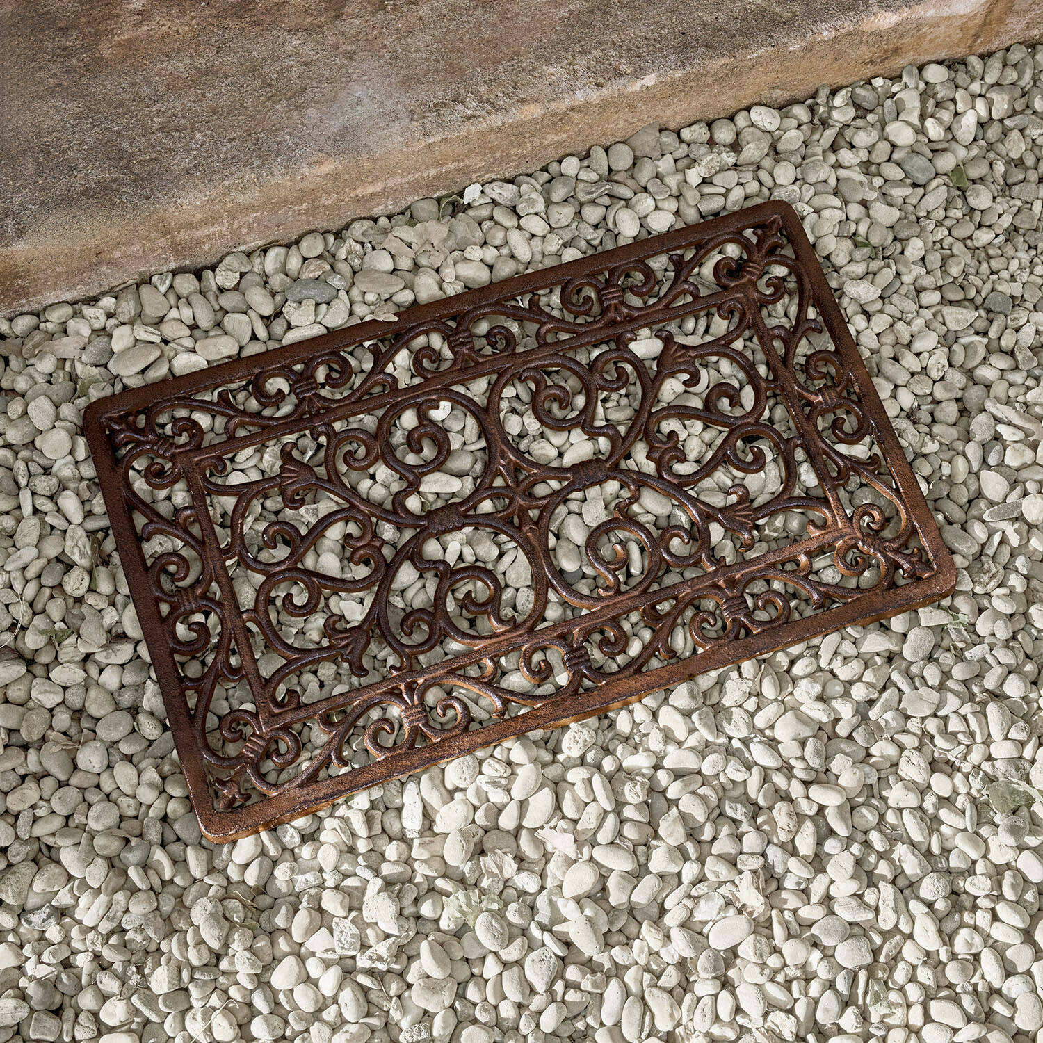 Paillasson en fonte Fyloran Paillasson en métal brun avec motif ornemental sur pierres blanches, tapis d'entrée en fonte