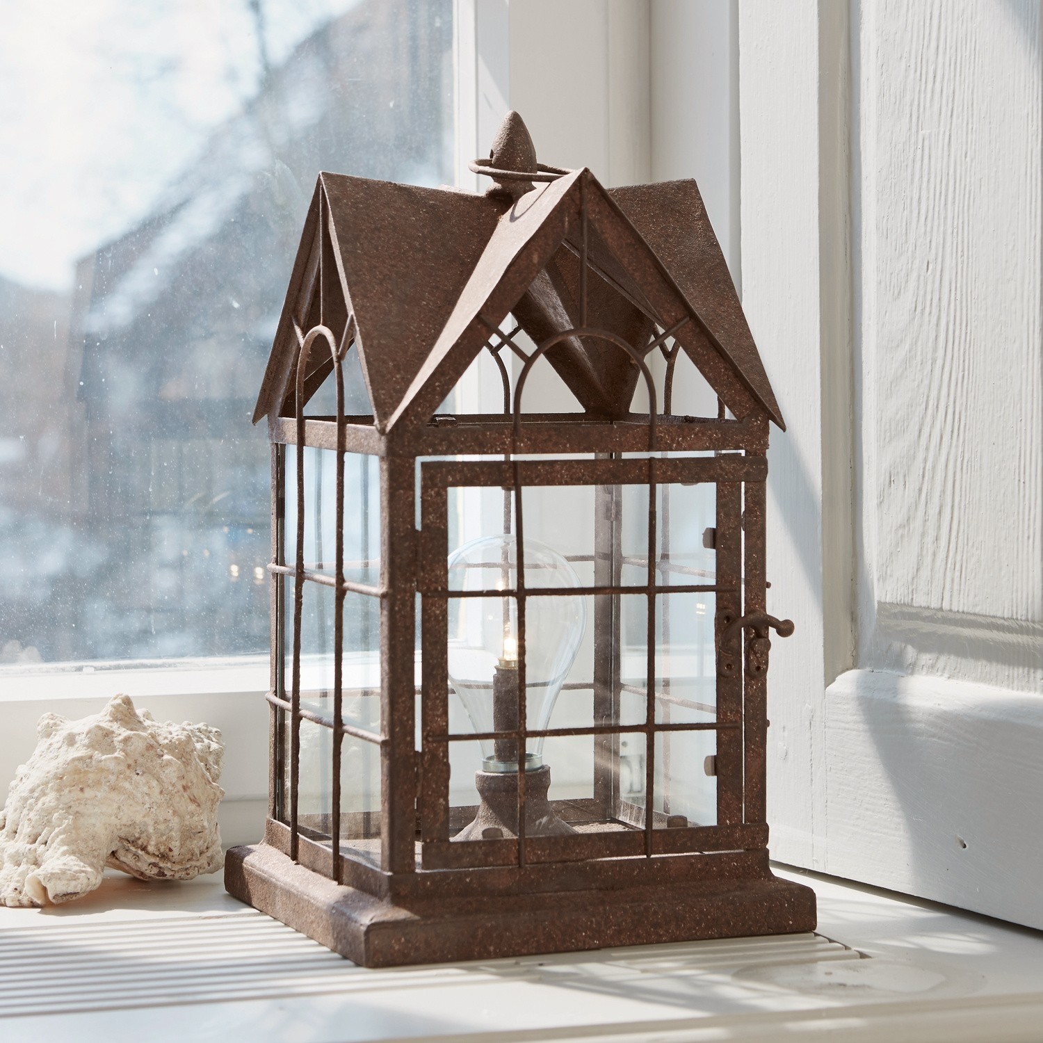 Lanterne LED Manor House Lanterne en forme de maison en métal rouillé avec ampoule, décoration intérieure pour fenêtre