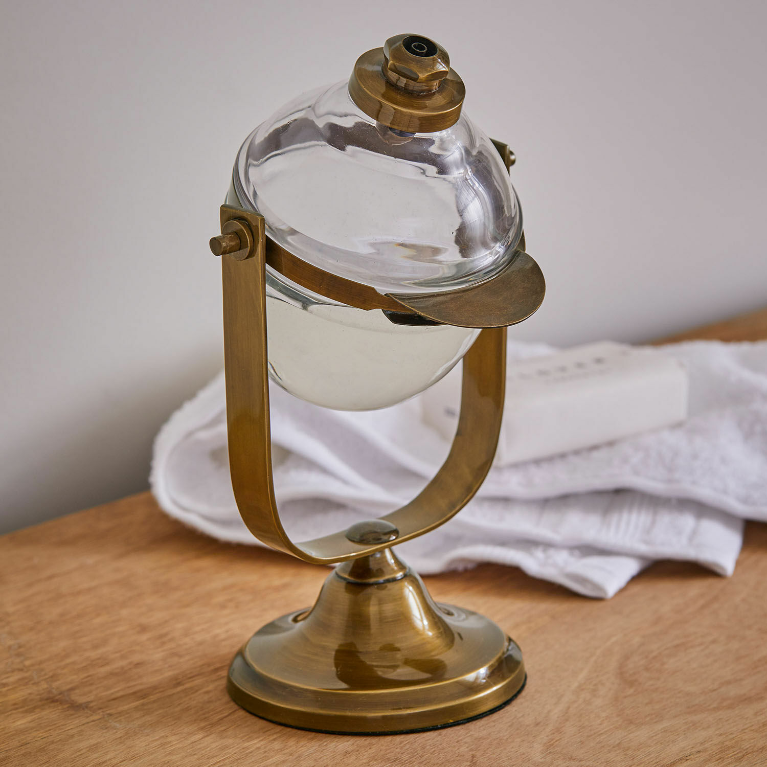 Distributeur de savon Tuiren Distributeur de savon en verre avec support en laiton, accessoire de salle de bain au style vintage
