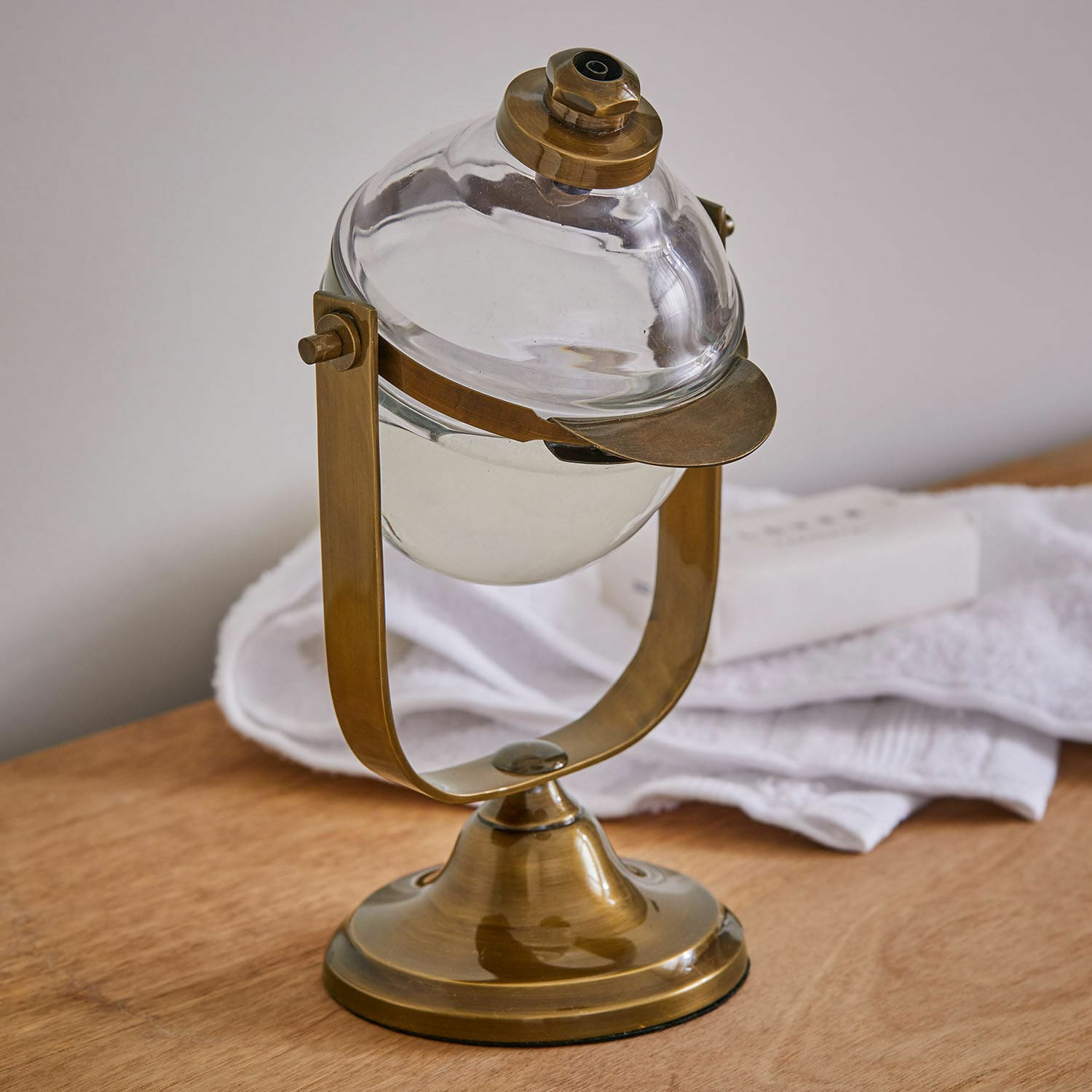 Distributeur de savon Tuiren Distributeur de savon en verre avec support en laiton, accessoire de salle de bain au style vintage