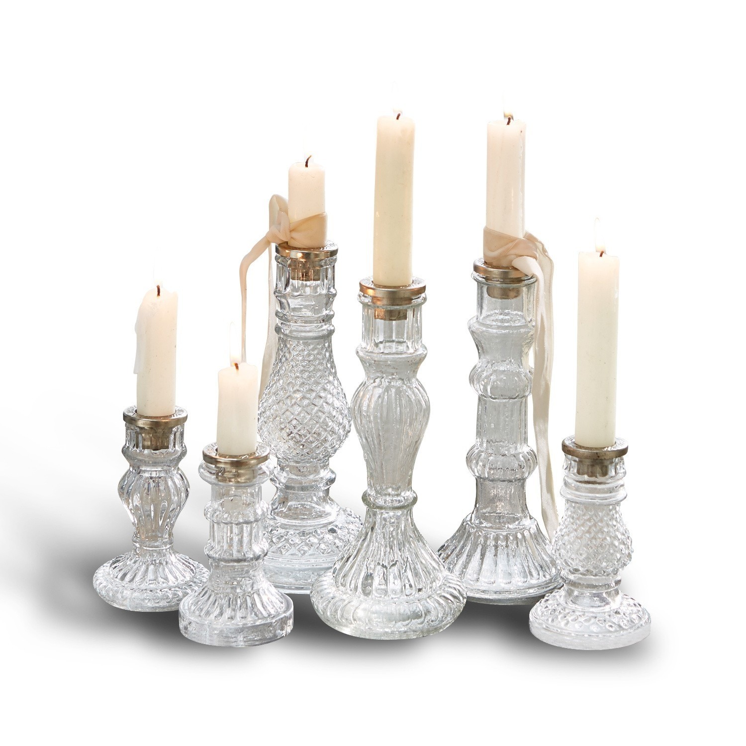 Lot de 6 bougeoirs Youna Ensemble de six bougeoirs en verre transparent avec bougies blanches et anneaux argentés