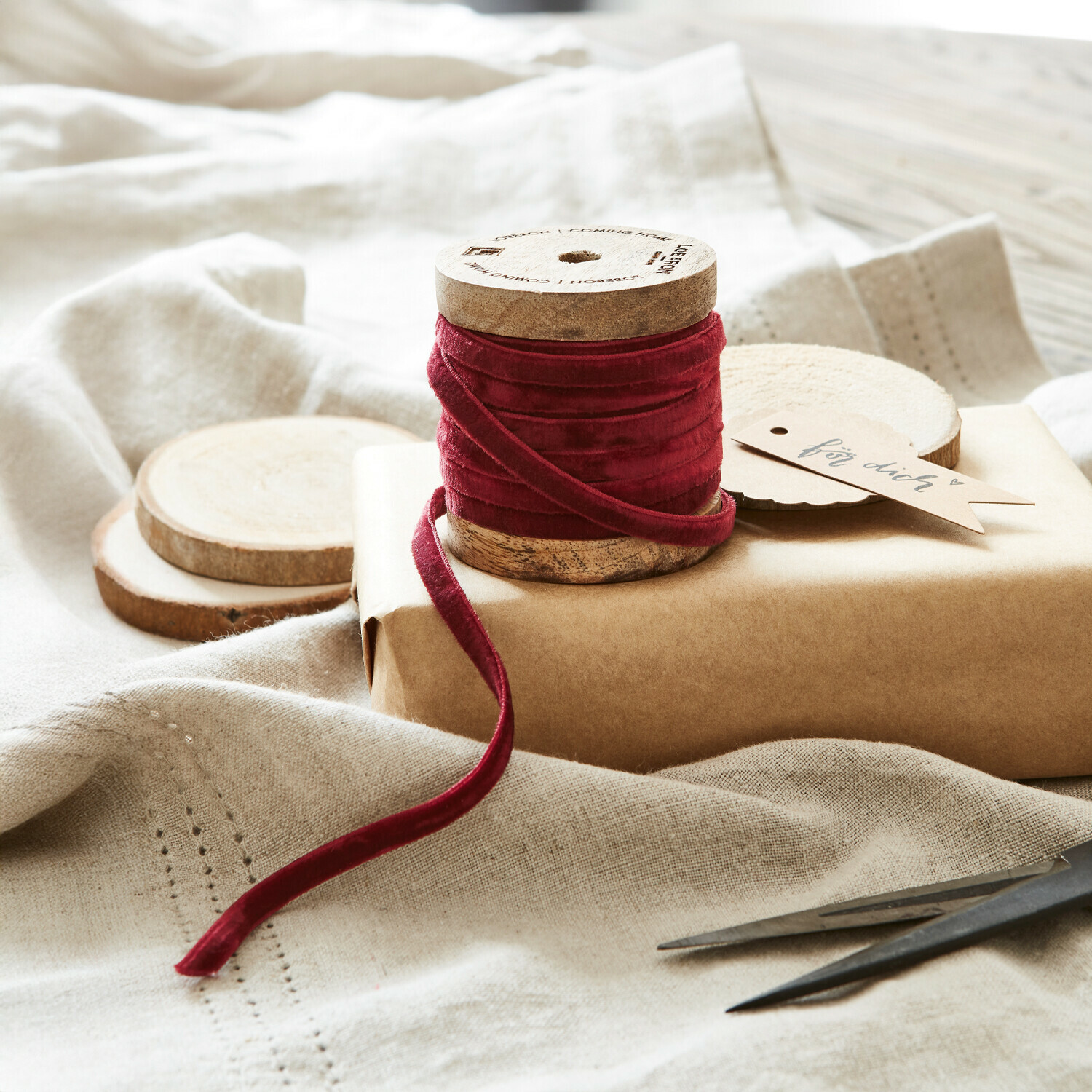 Ruban de velours Olessa Ruban en velours rouge sur bobine en bois avec papier kraft naturel et ciseaux pour emballage cadeau