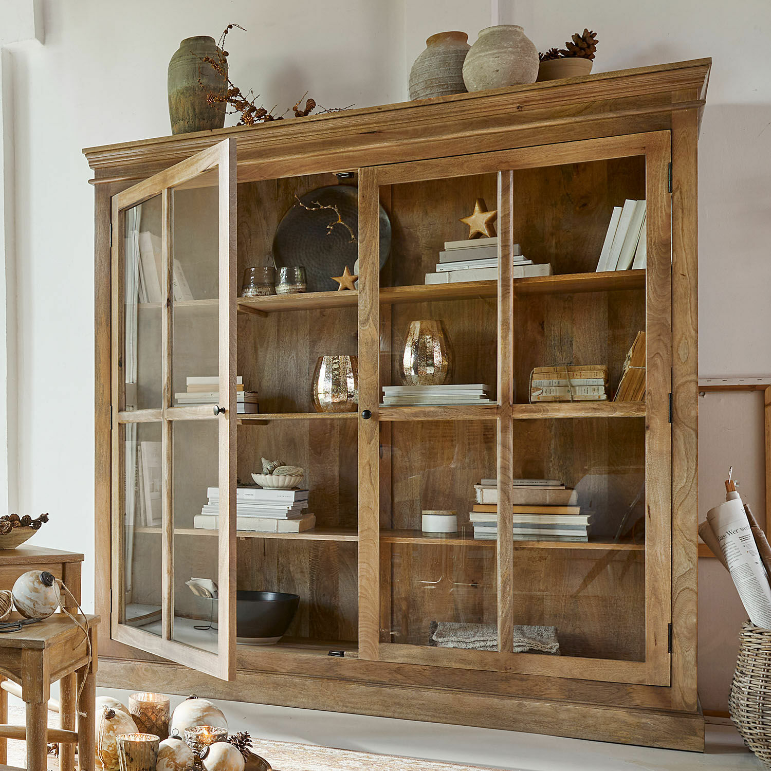 Vaisselier Norcelles Vitrine en bois naturel avec portes vitrées et décorations, meuble de salon chaleureux et élégant