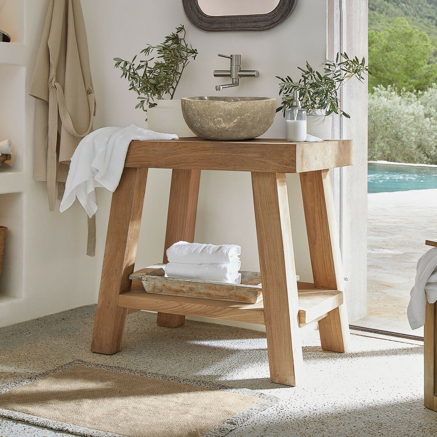 Meuble et vasque Aldmere Meuble lavabo en bois avec vasque en pierre et serviettes blanches dans une salle de bain lumineuse