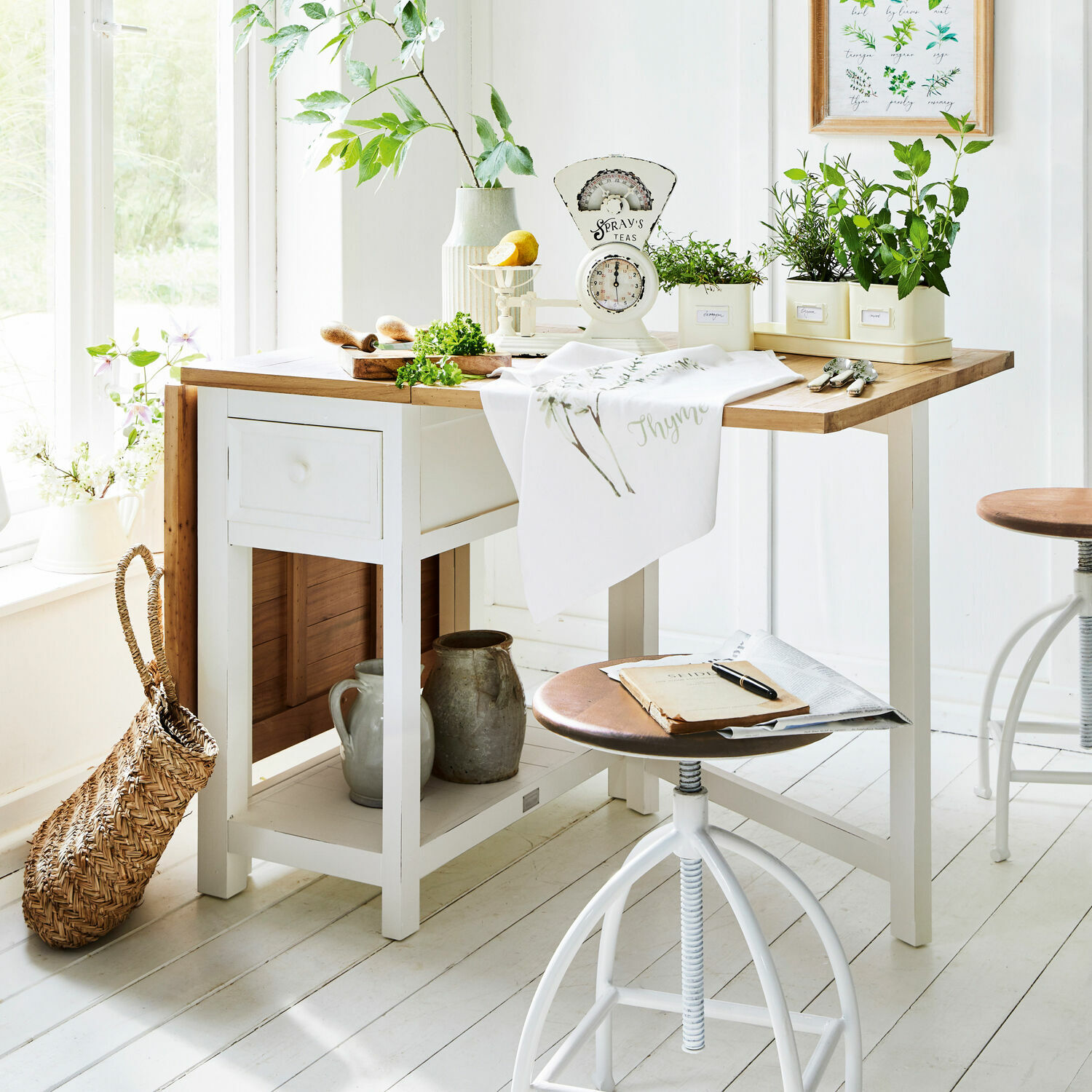 Table Dale Table de cuisine en bois blanc avec plateau en bois clair et plantes vertes en pots