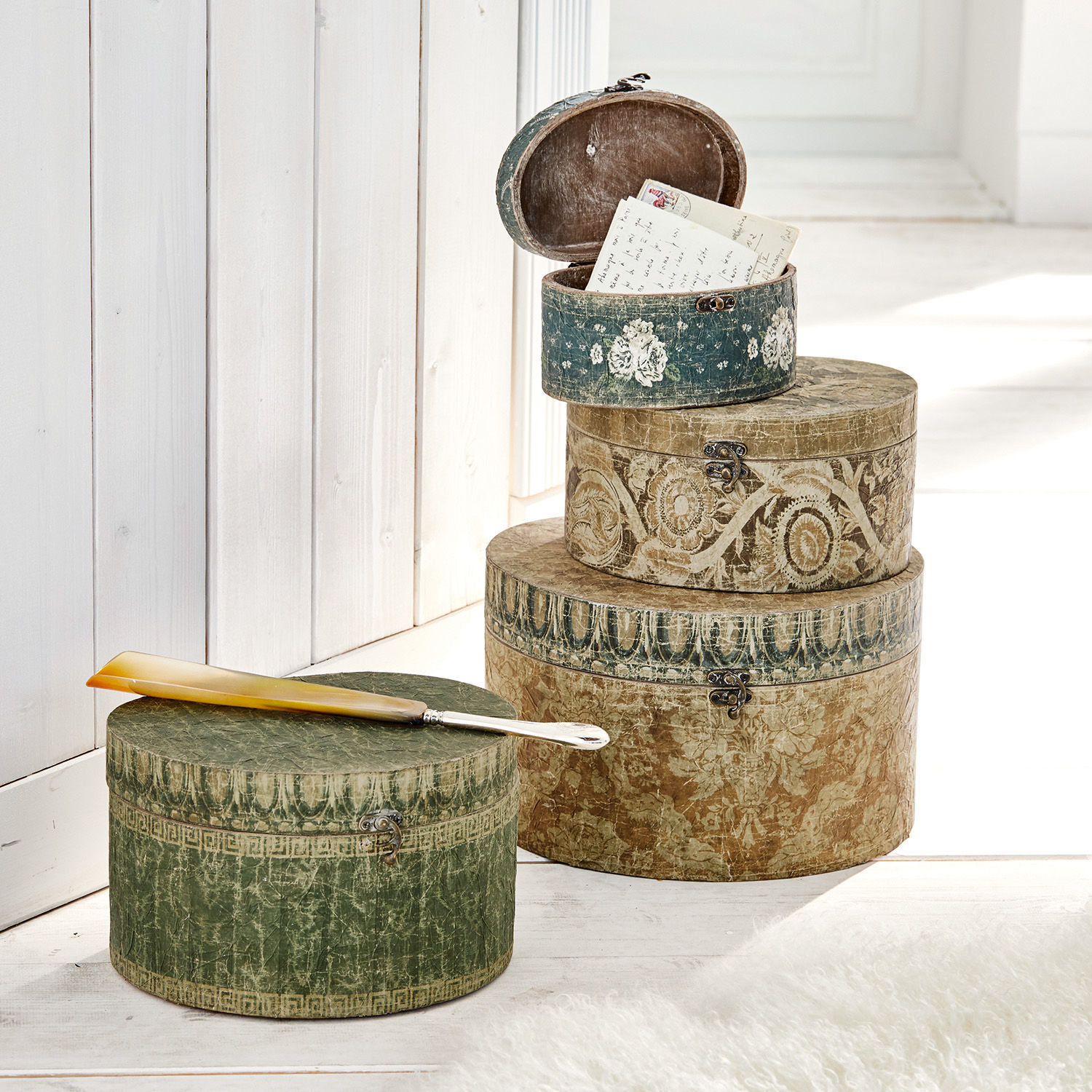 Lot de 4 boîtes Talais Ensemble de quatre boîtes rondes décoratives en papier vert et beige avec motifs vintage et lettres anciennes