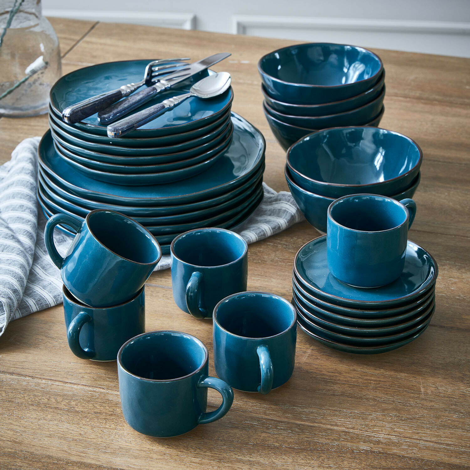 Service 30 pièces Biarré Service de vaisselle en céramique bleu foncé avec tasses, assiettes et bols sur une table en bois