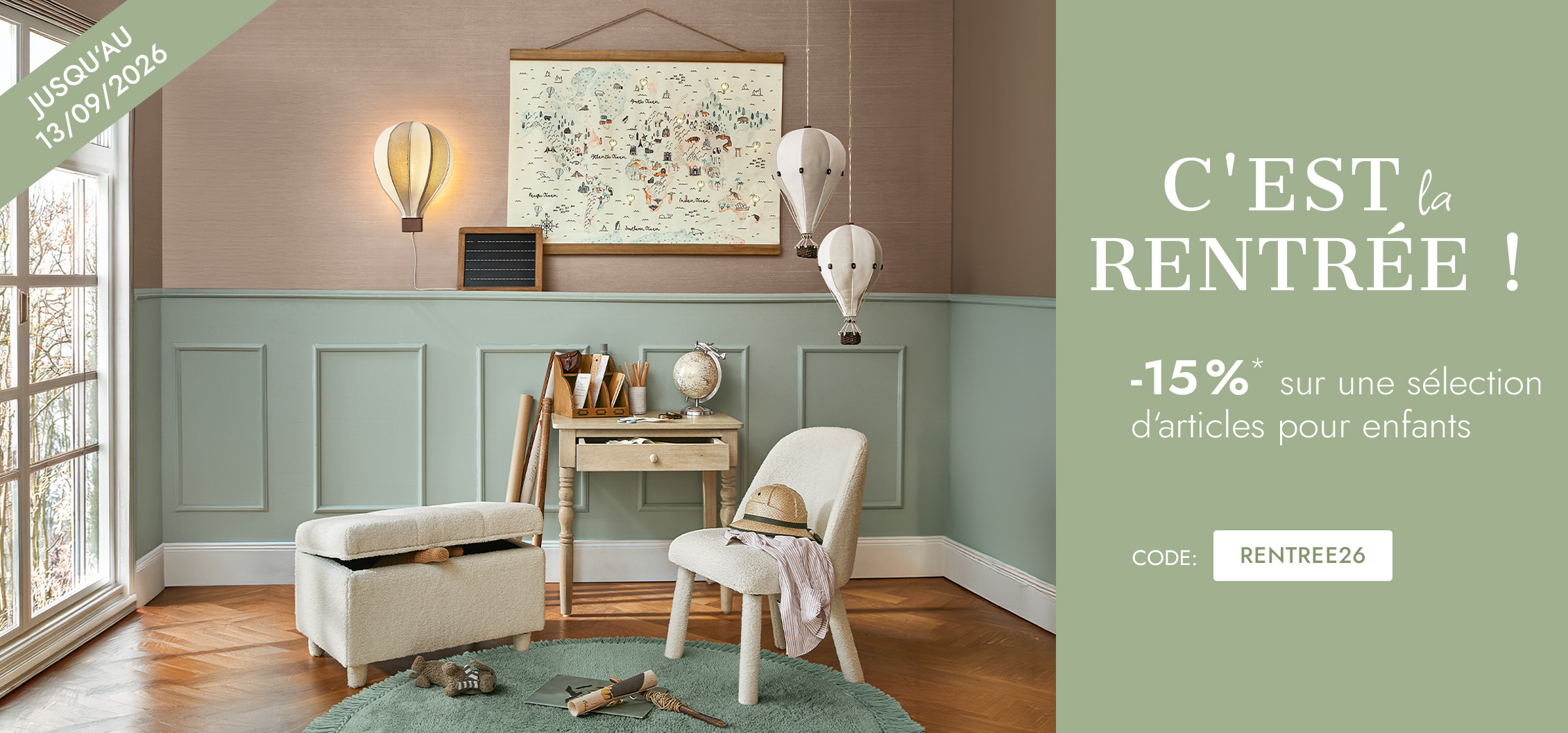 Chambre enfant chaleureuse avec fauteuil beige, bureau en bois, décorations montgolfières et carte du monde