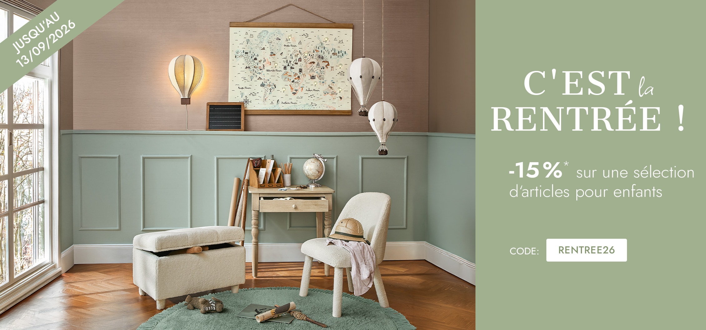 Chambre enfant chaleureuse avec fauteuil beige, bureau en bois, décorations montgolfières et carte du monde