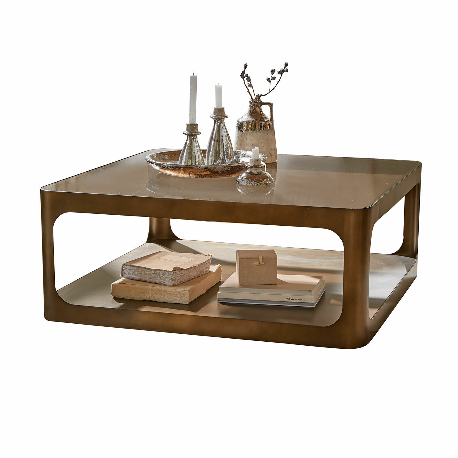 Table basse Bexington Table basse carrée en métal couleur laiton avec étagère et décorations sur le dessus