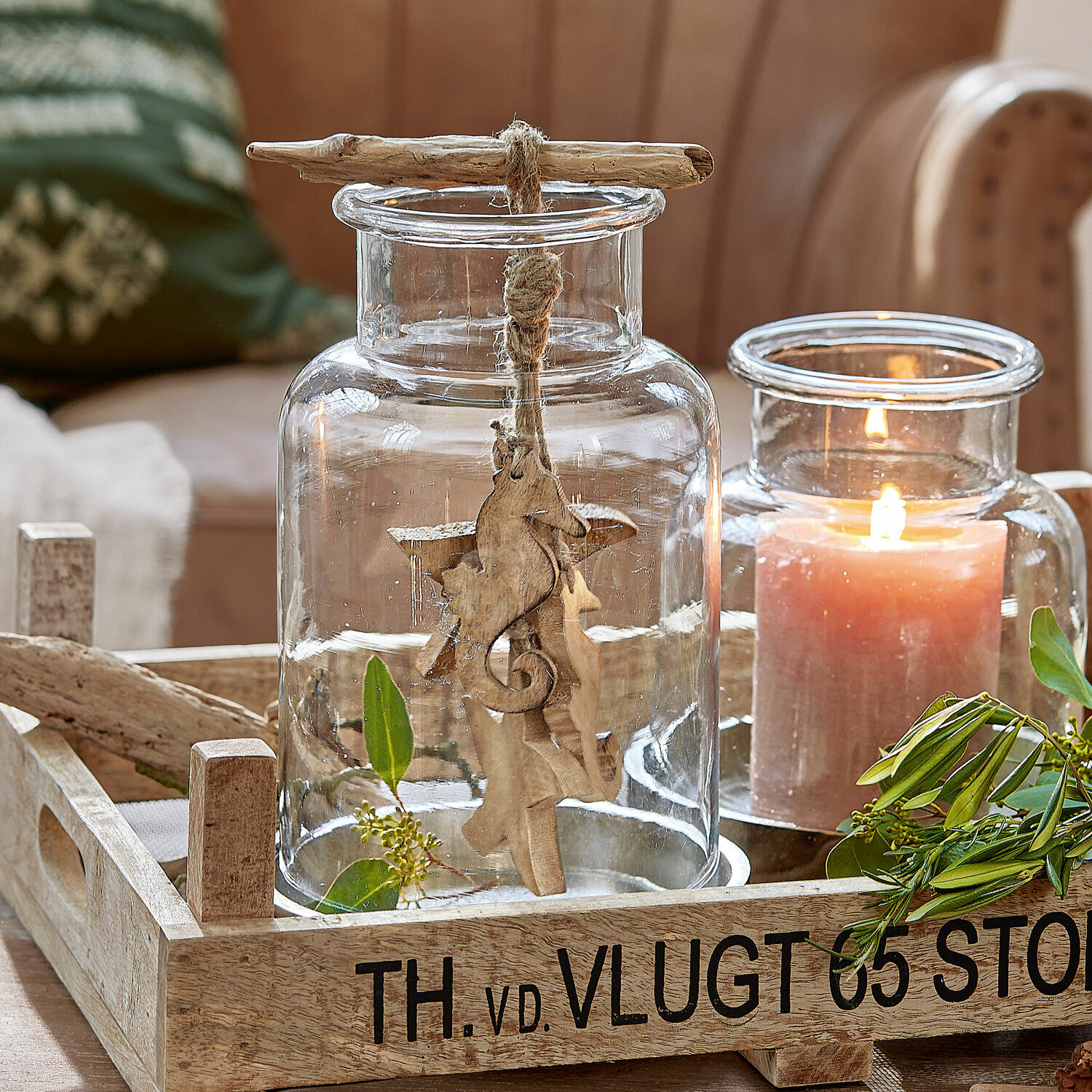 Guirlande Yasin Vase en verre avec décoration en bois et bougie sur plateau en bois naturel pour décoration intérieure