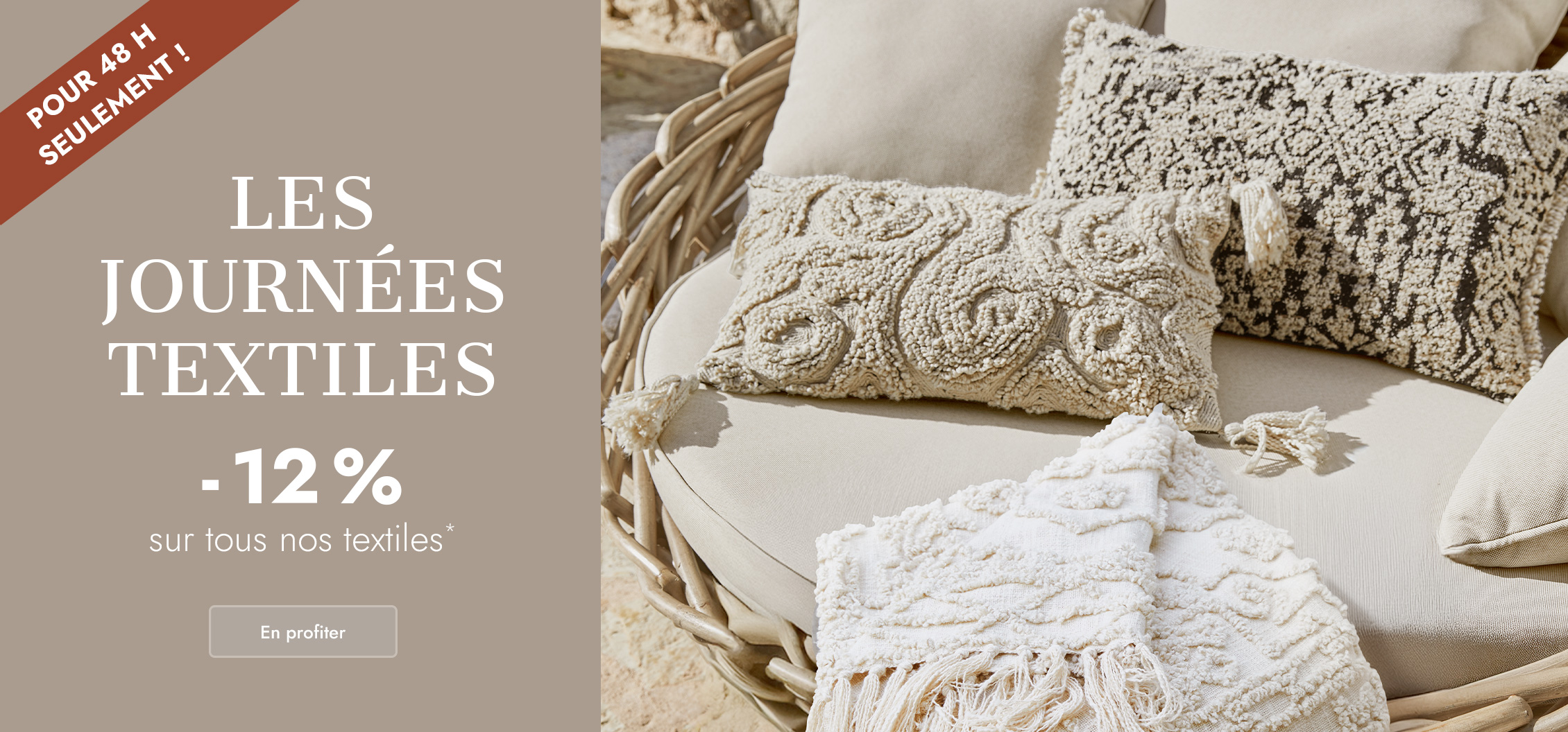 Textiles décoratifs beiges sur fauteuil en osier, coussins et plaid à franges, promotion -12%
