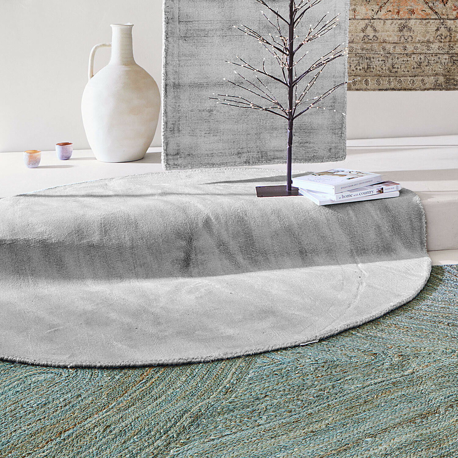 Tapis Mariselle Tapis rond gris en tissu doux avec vase décoratif et livres posés dessus dans un intérieur moderne