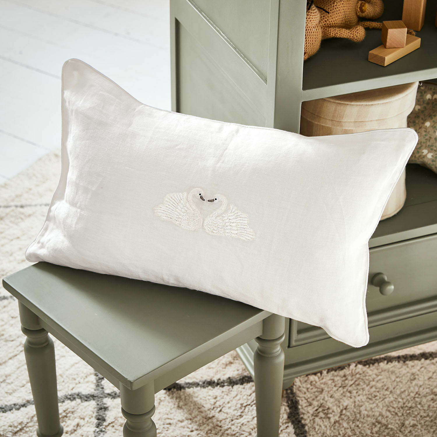 Housse de coussin Rialuna Coussin blanc en lin avec broderie de deux cygnes sur chaise verte, décoration intérieure et textile