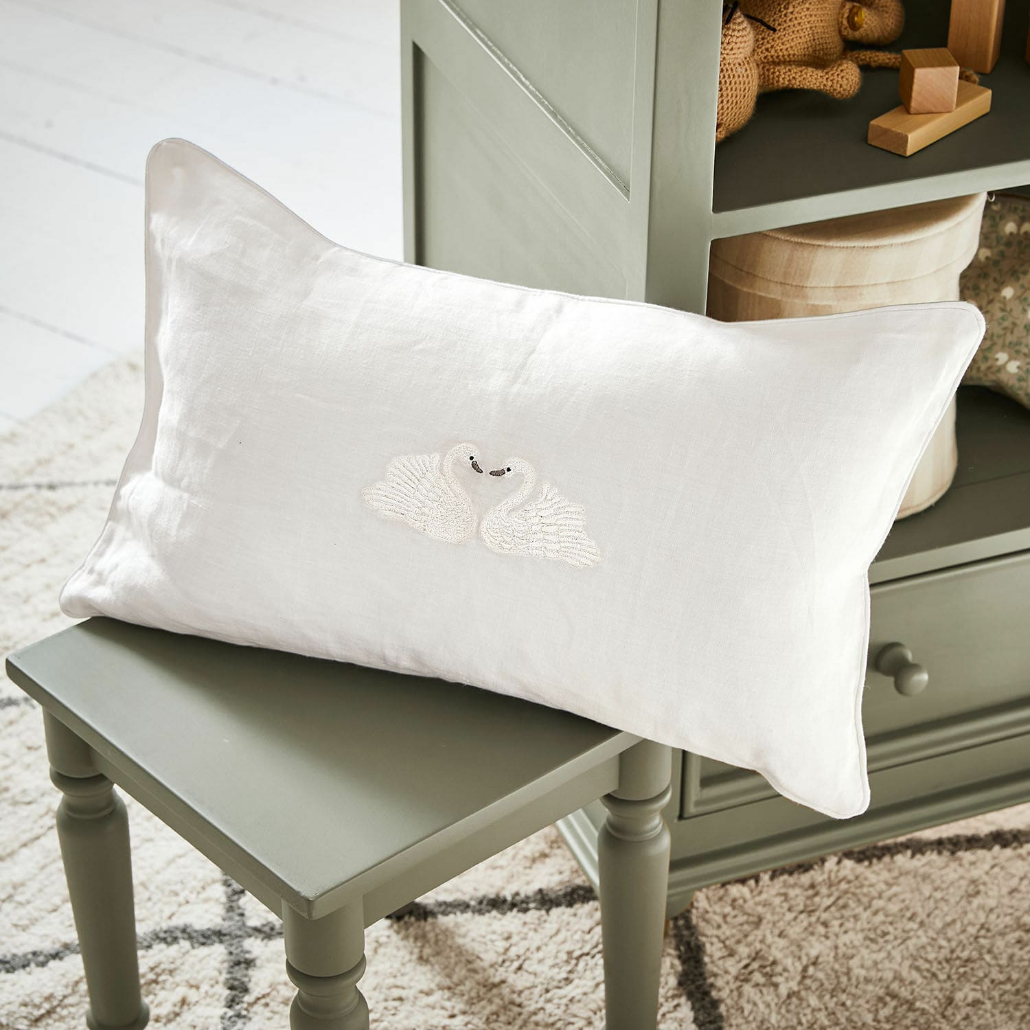 Housse de coussin Rialuna Coussin blanc en lin avec broderie de deux cygnes sur chaise verte, décoration intérieure et textile