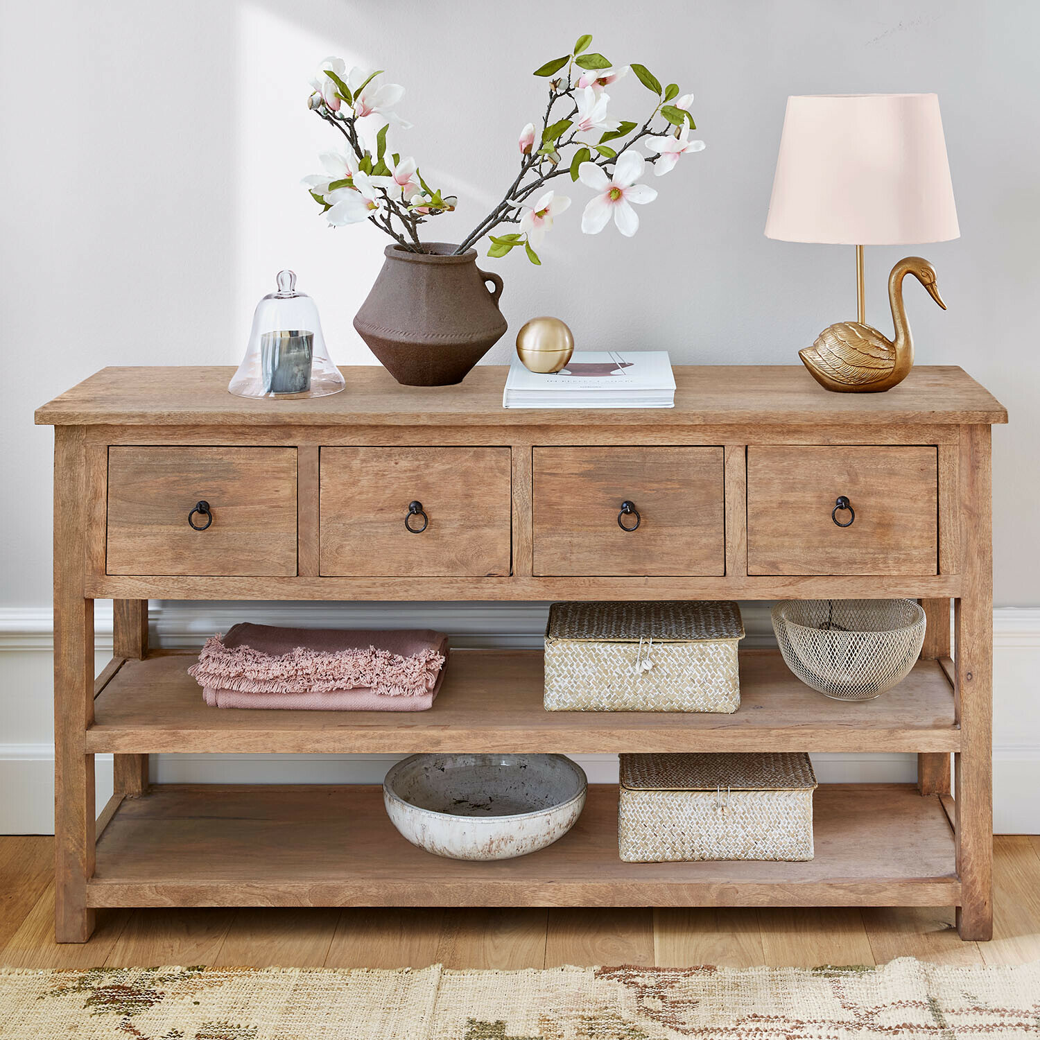 Console Montavelle Console en bois naturel avec quatre tiroirs et décorations, meuble de salon élégant