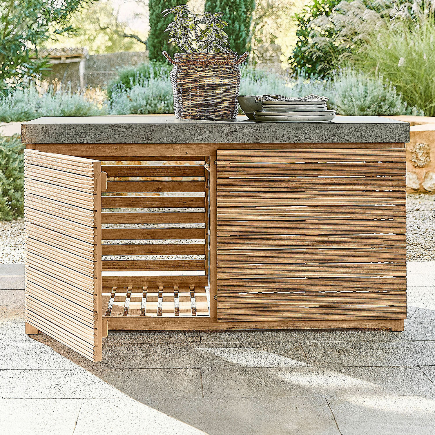 Vaisselier d'extérieur 100 % FSC® Venzone Meuble de jardin en bois avec plateau en béton et porte ouverte sur terrasse, mobilier extérieur