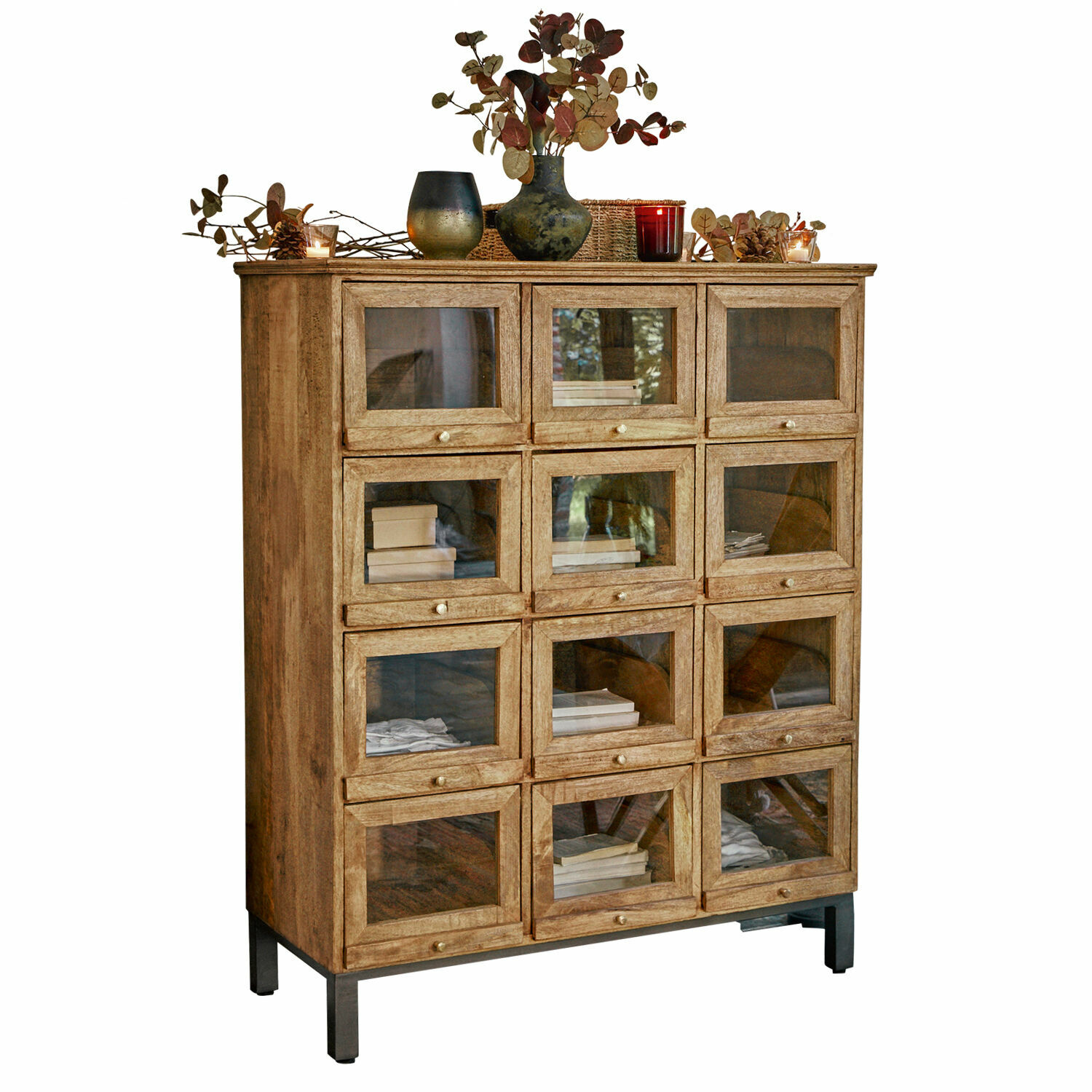 Commode Middlesbrough Buffet en bois avec 12 portes vitrées et pieds en métal, décoré de vases et bougies