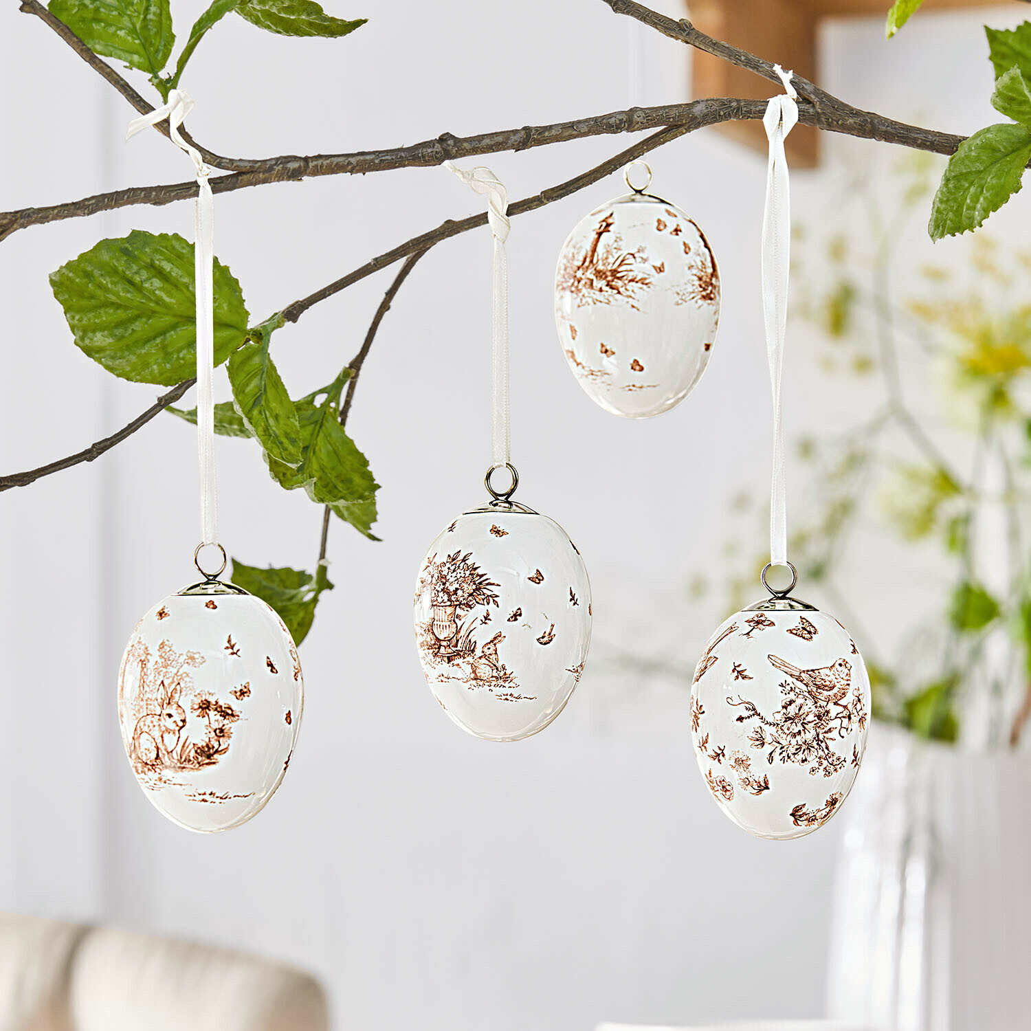 Lot de 4 décorations à suspendre Seravoux Œufs de Pâques en céramique blanche avec motifs bruns d'animaux et plantes suspendus à une branche