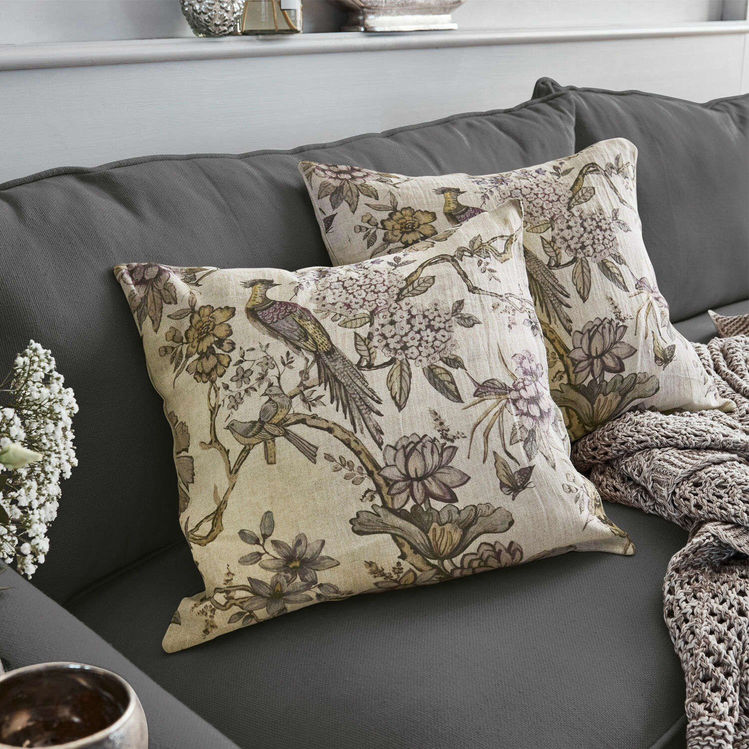 Lot de 2 housses de coussins Lorry Coussins en lin décoratifs avec imprimé oiseaux et fleurs sur canapé gris, accessoires élégants pour salon