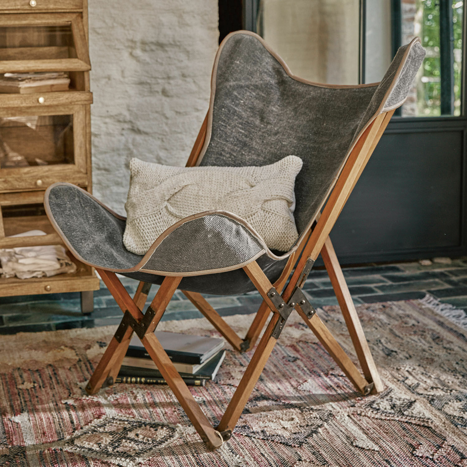 Fauteuil pliant Locmélar Fauteuil gris en tissu avec structure en bois et coussin, meuble élégant pour salon