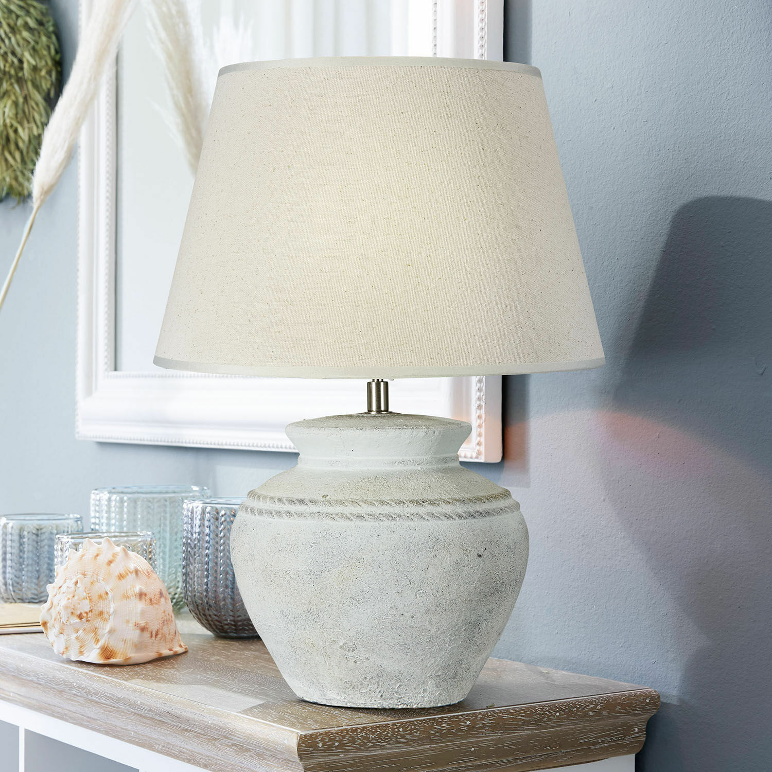 Lampe à poser Cleveland Lampe de table avec abat-jour beige et base en céramique grise sur une table en bois