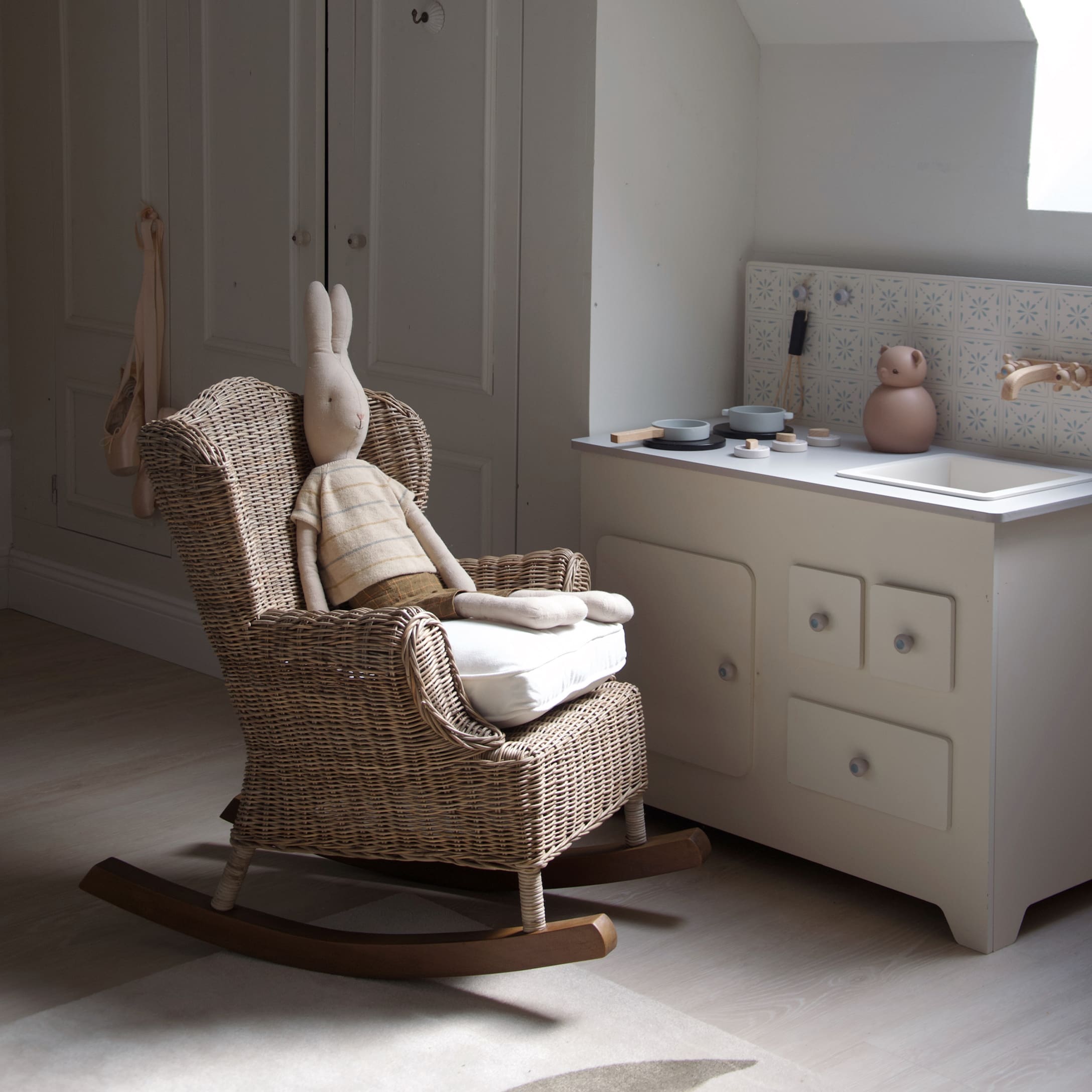 Fauteuil à bascule en rotin pour enfants avec coussin blanc et lapin en peluche beige