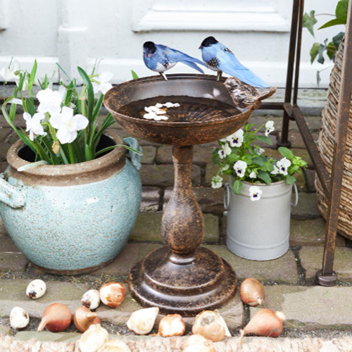 Coupe décorative en métal sur pied avec figurines d'oiseaux bleus, décoration extérieure élégante